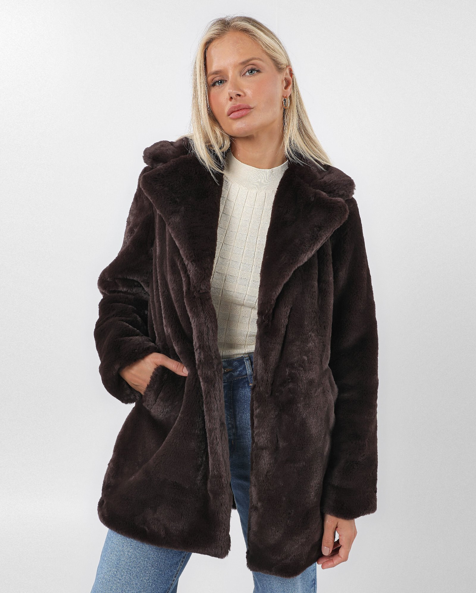 Casaco feminino peluciado alongado marrom | AK by Riachuelo | Riachuelo (BR)