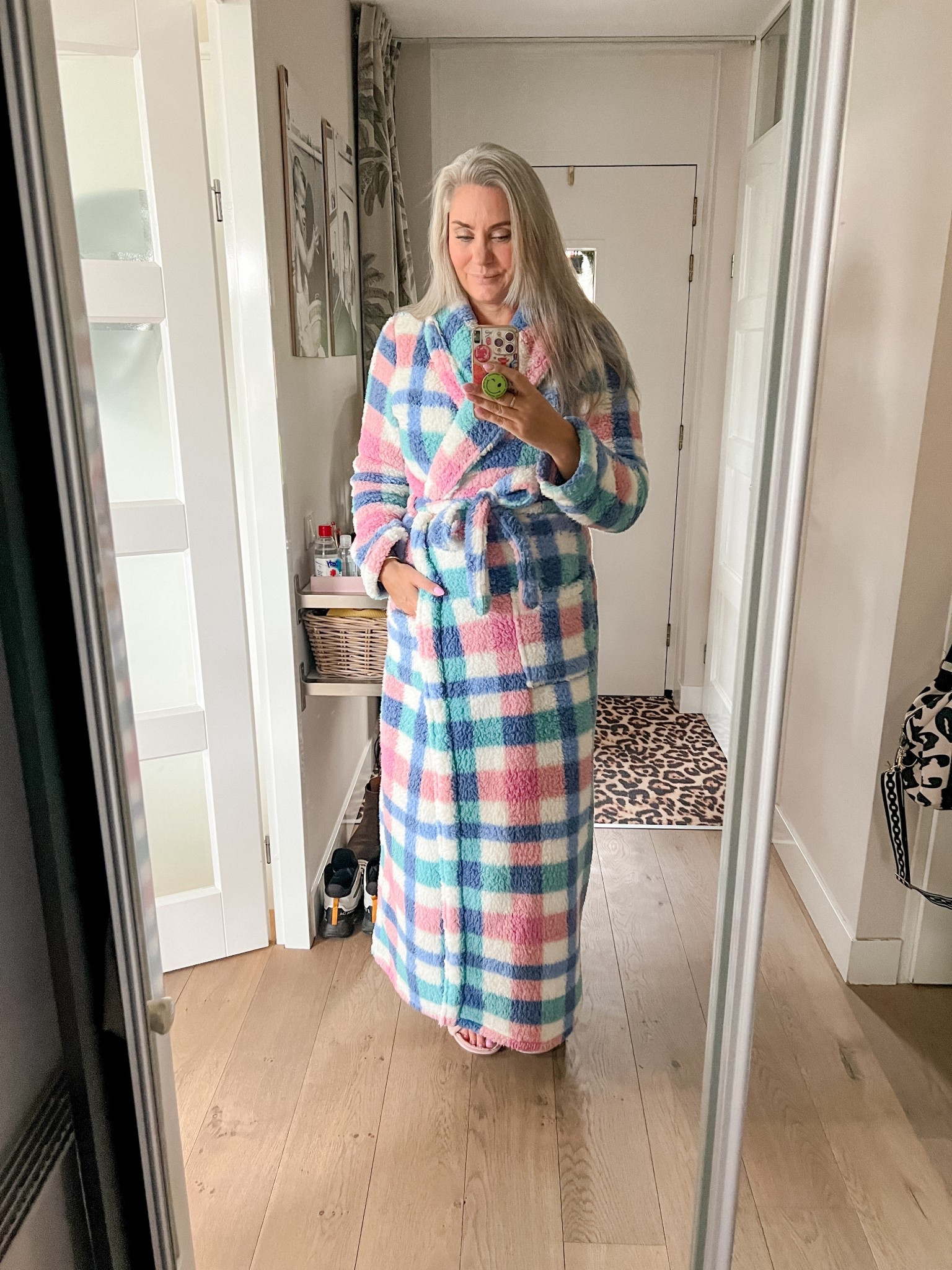 OOTD - Vrijdag. De hele dag content opnemen dus nooit ‘definitief’ aangekleed. Tussendoor draag ik de allerzachtste en mega lange roze en blauw geruite ochtendjas en een paar slofjes van faux fur. 



#LTKnederlands #LTKeurope #LTKwinter