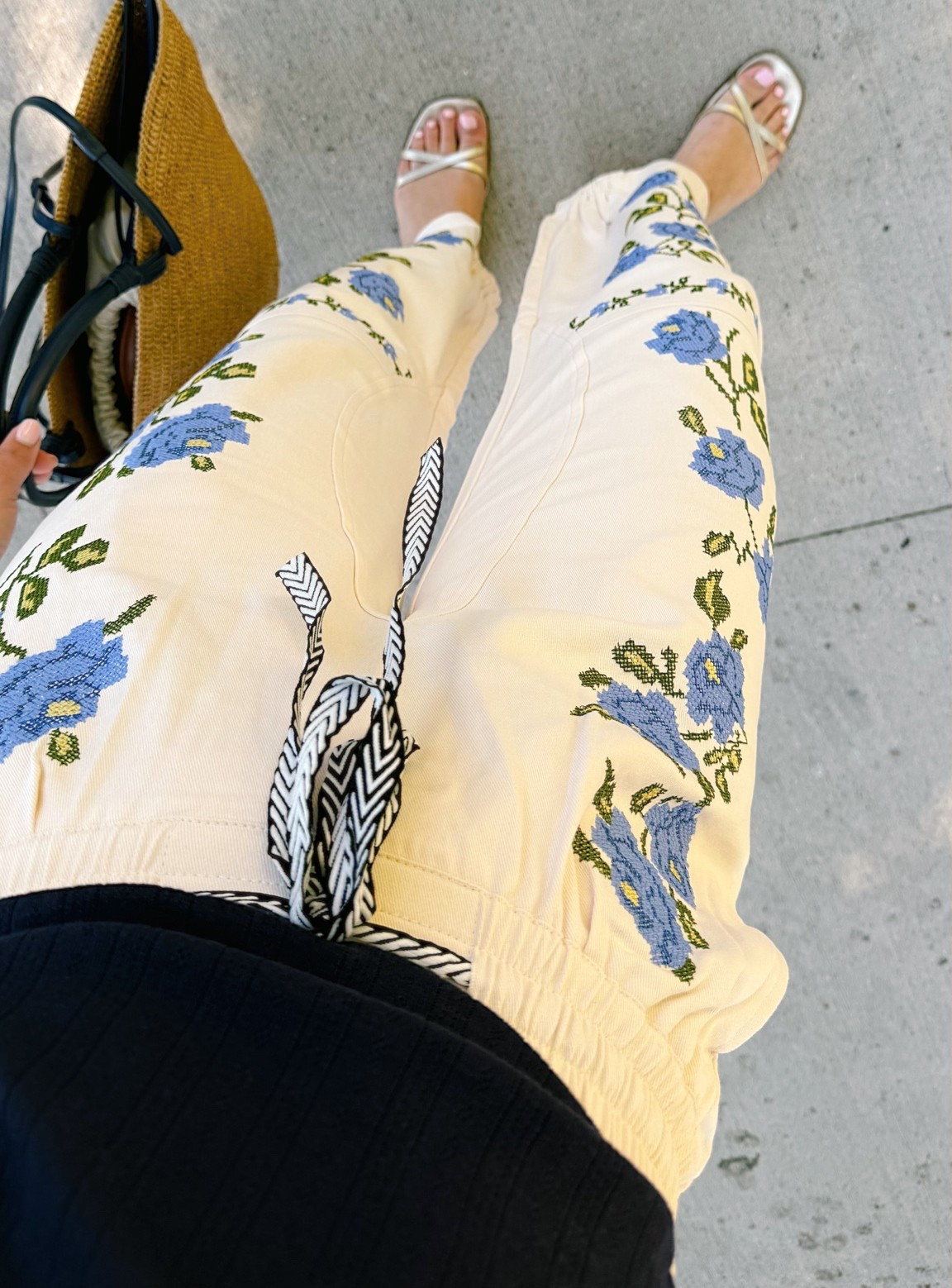 The cutest embroidered pants! 🤍