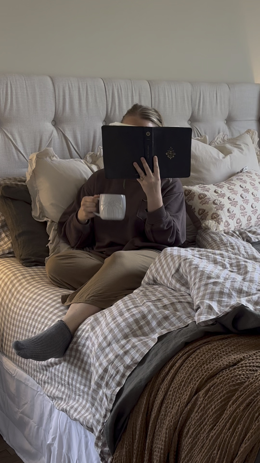 beating the daylight savings scaries with a fall bedding refresh 🍂

what I ordered from Quince: 
🪹 European Linen Sheet Set in Cafe Gingham
🫒 European Linen Duvet Cover in Dusty Olive 