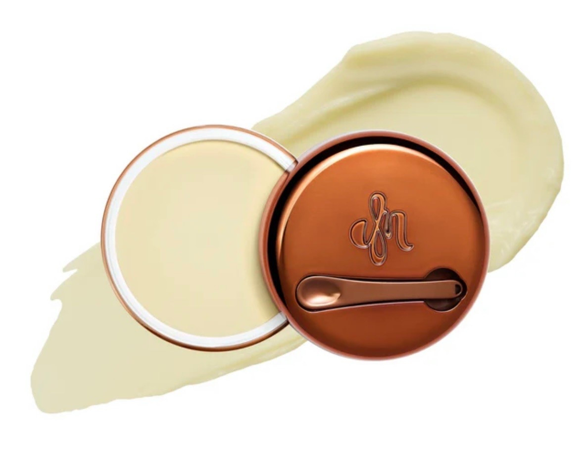 ✨ PRODUCT SPOTLIGHT ✨

If you struggle with enlarged pores, makeup separating, or that “why does my foundation look different by noon?” problem…

💛 Danessa Myricks Yummy Skin Blurring Balm is one of my favorite secret weapons.

✔️ Blurs pores
✔️ Smooths texture
✔️ Controls shine without looking dry
✔️ Helps makeup last longer
✔️ Gives that soft-focus, filtered-skin look

The key? Less is more.

A tiny amount in the T-zone and textured areas can completely change how your makeup sits on the skin.

💄 Especially for women 40+, it’s not about piling on more makeup—it’s about using the right products in the right places.

Have you tried it yet? Tell me your favorite complexion product below! ⬇️

#RandiParksArtistry #DanessaMyricks #YummySkin #MakeupOver40 #AgelessBeauty