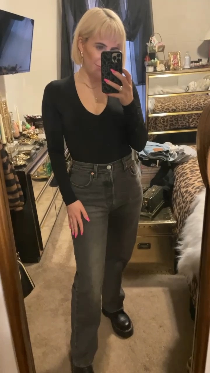 Levi’s Ribcage Straight Ankle Jeans. I’m 5 foot tall, petite and wearing size 25 L29 (I also got 27L versions to and the different is that there shorter and don’t touch the ground at all)  

#LTKstyletip #LTKunder100