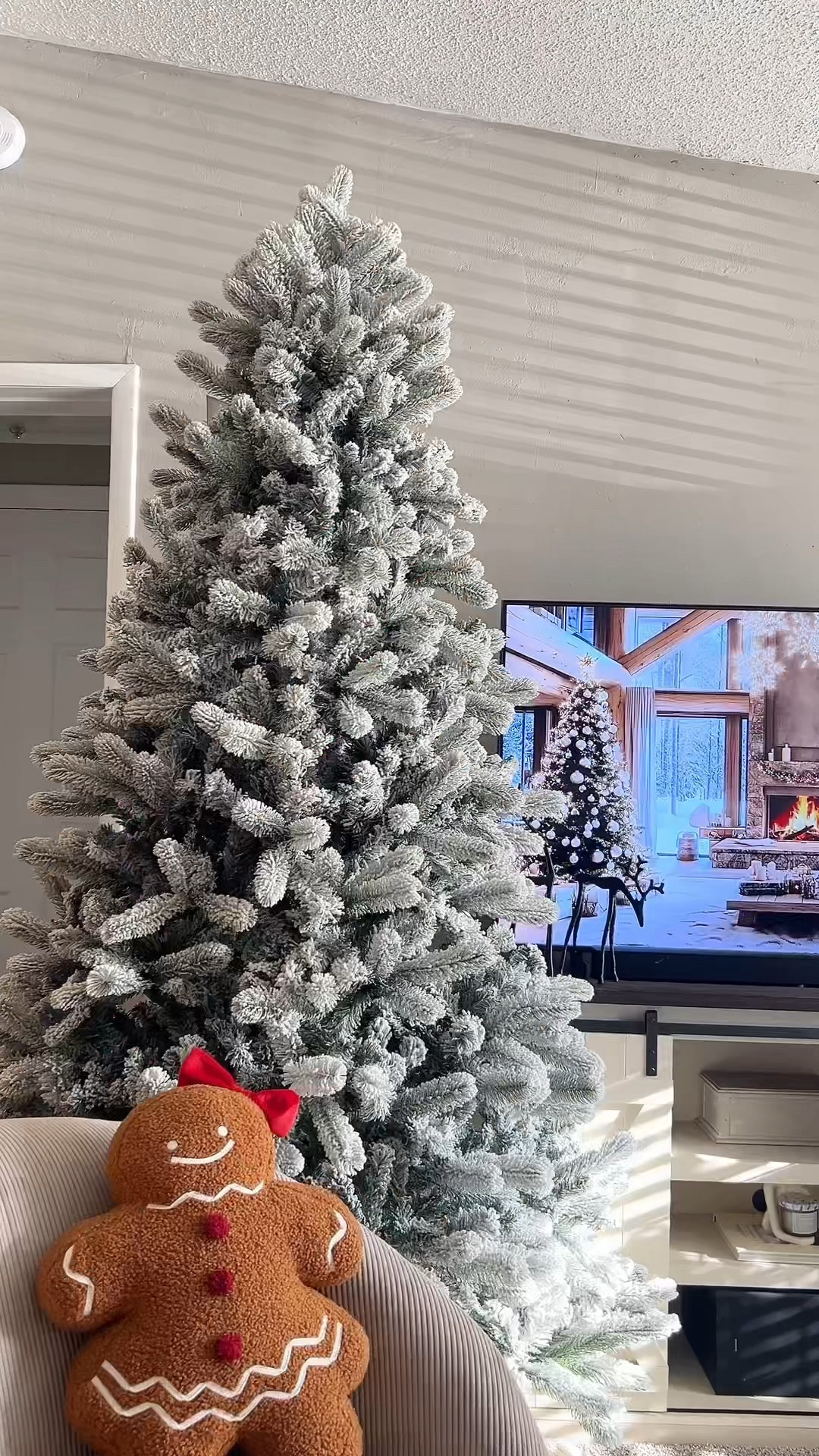 Im obsesed with my flocked tree 🎄😍

My tree is 7.5' King Flock Artificial Christmas 
Tree Unlit 🌲✨😍

#christmastree 

#LTKHoliday #LTKHome #LTKSeasonal