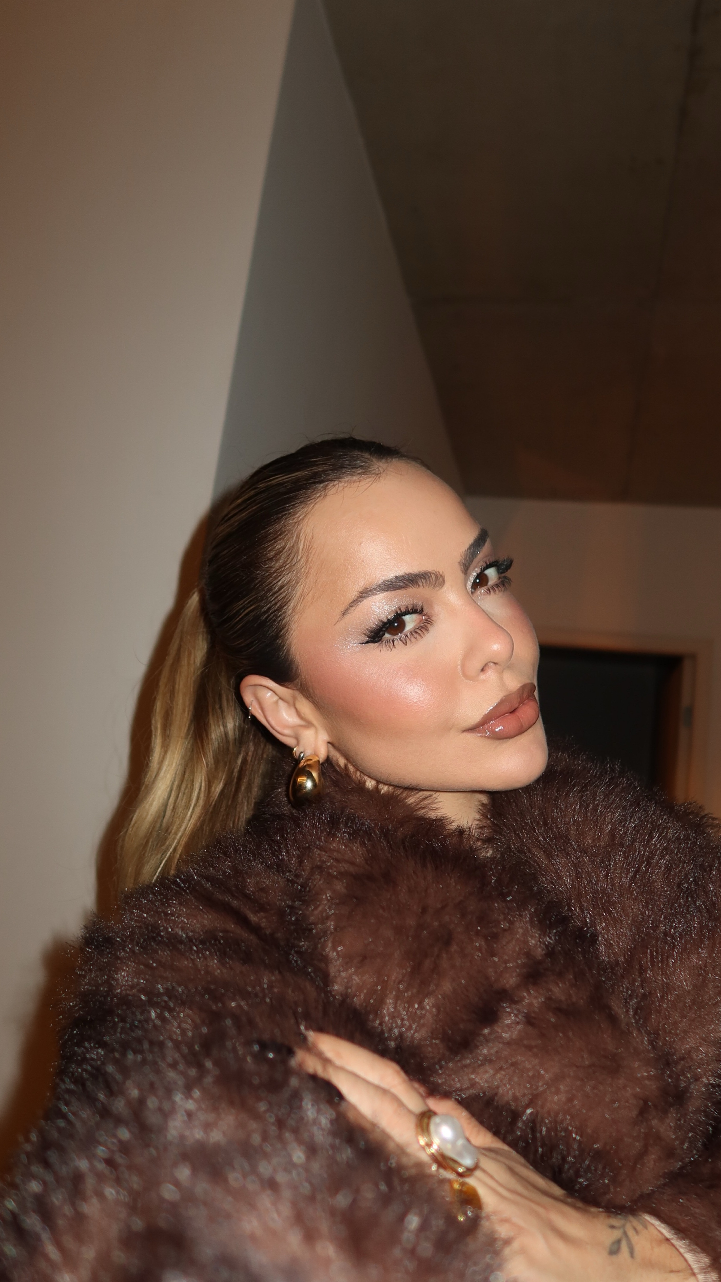 maquie-se comigo minha diva ✨

um olho nada e tudo ao mesmo tempo! 😮‍💨🤌🏼

Tudo que usei:
PELE - iluminadores dew-lala Benefit, cores Luna e Nova 
Base soft mate Too Faced 
Corretivo Diorbeauty 
pó compacto translúcido YSL Beauty
pó solto rosa Huda Beauty
bronzer yslbeauty 
Blush stax Nudestix cores: Barely Nude e Melon Sugar
OLHOS: 
Paleta wet wild beauty cor: nude awakening
Paleta New York Catharine Hill 
Delineador e máscara toofaced

 #girlythings #beauty #makeup

#LTKbeleza