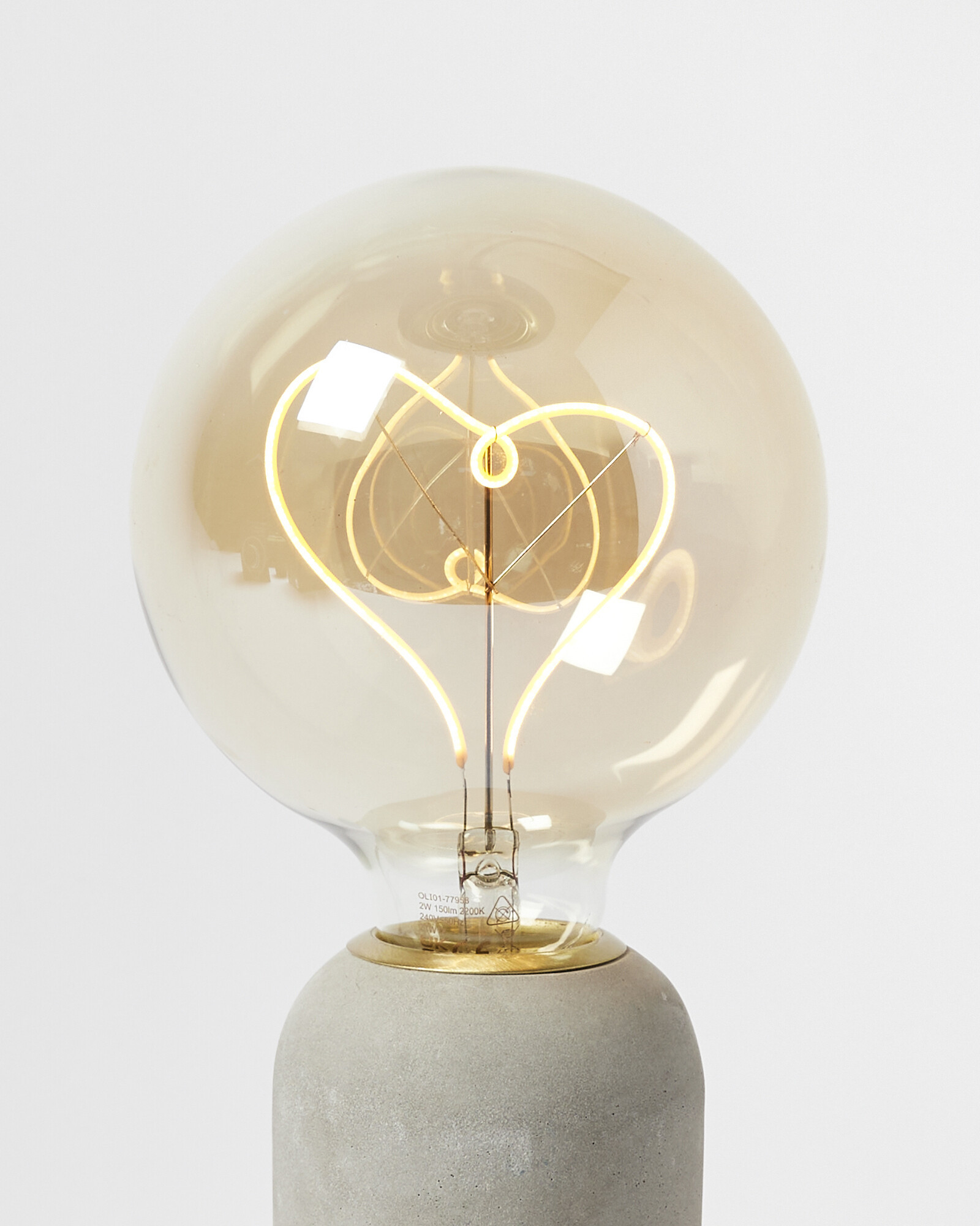 Hato E27 150lm 2W Heart LED Light Bulb | Oliver Bonas | Oliver Bonas (Global)