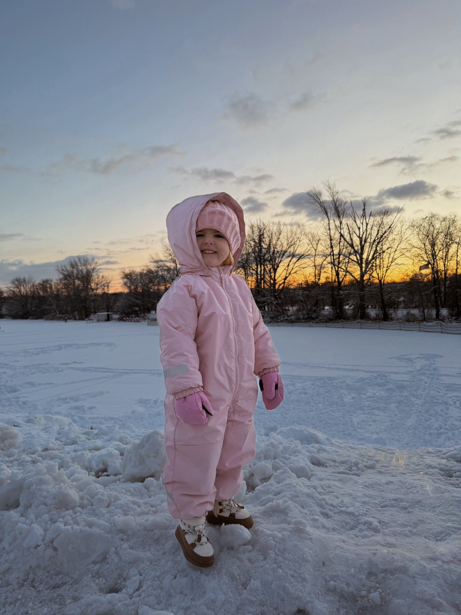 My favorite kid’s snowsuit + snow boots ❄️ 