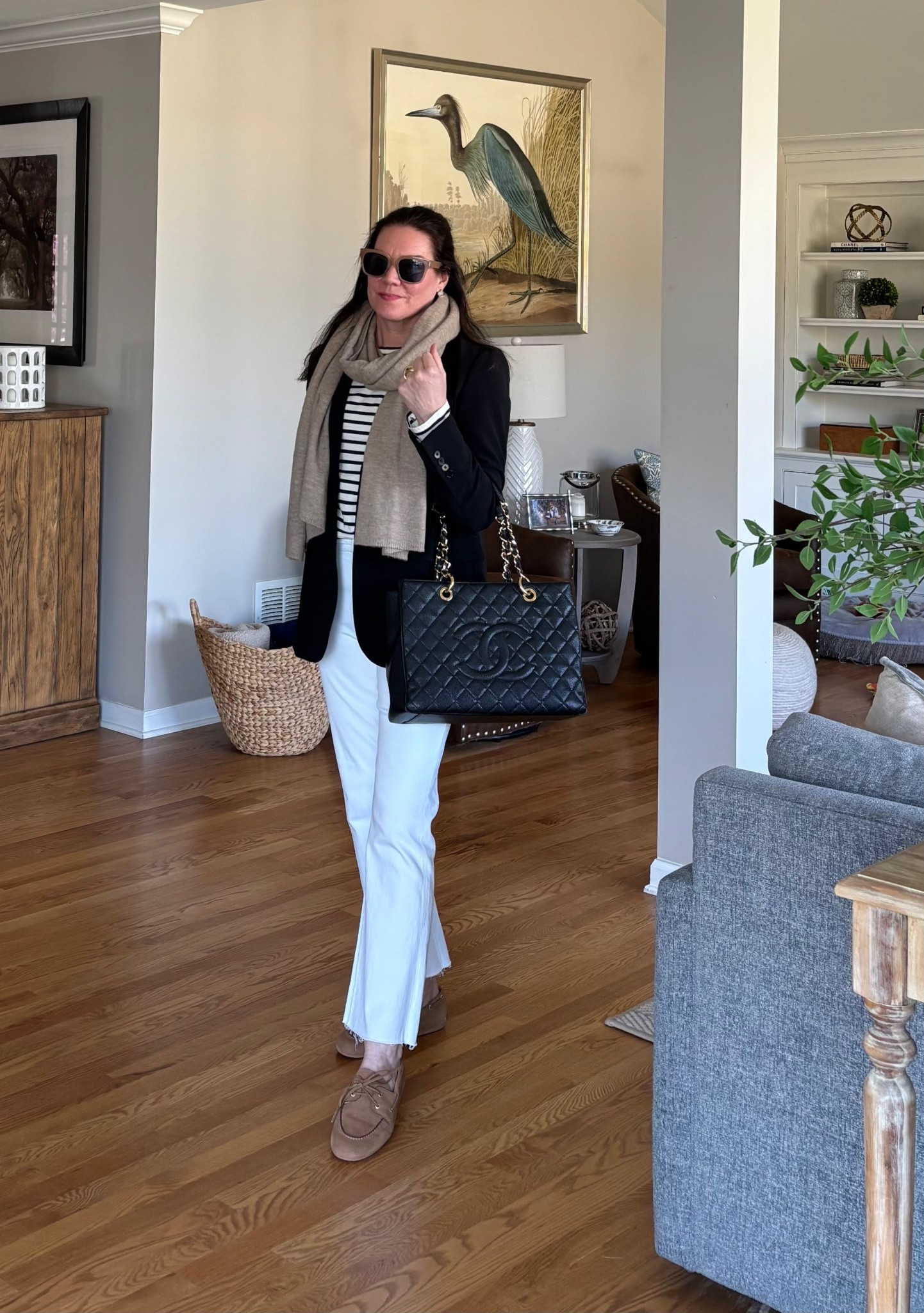 Classic striped tee, blazer and white jeans. Adding a boar shoe and a black leather handbag 🖤.