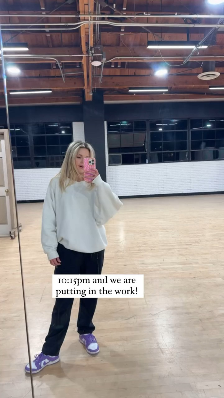 Working hard over here! 

sneakers l fall l sweatpants 