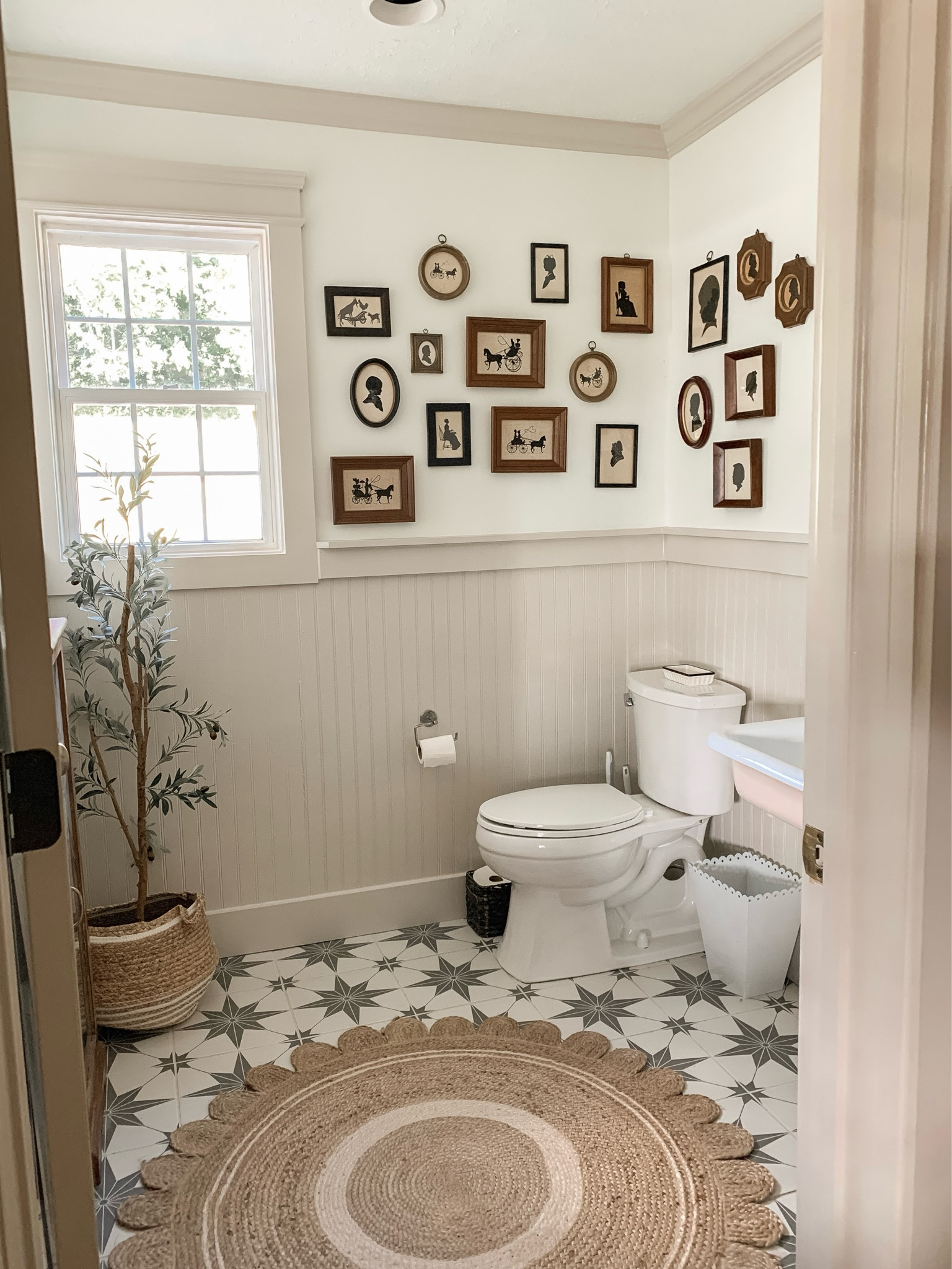 My silhouette collection is coming along! I added a few more antique finds and I’m loving how it’s turning out! ❤️