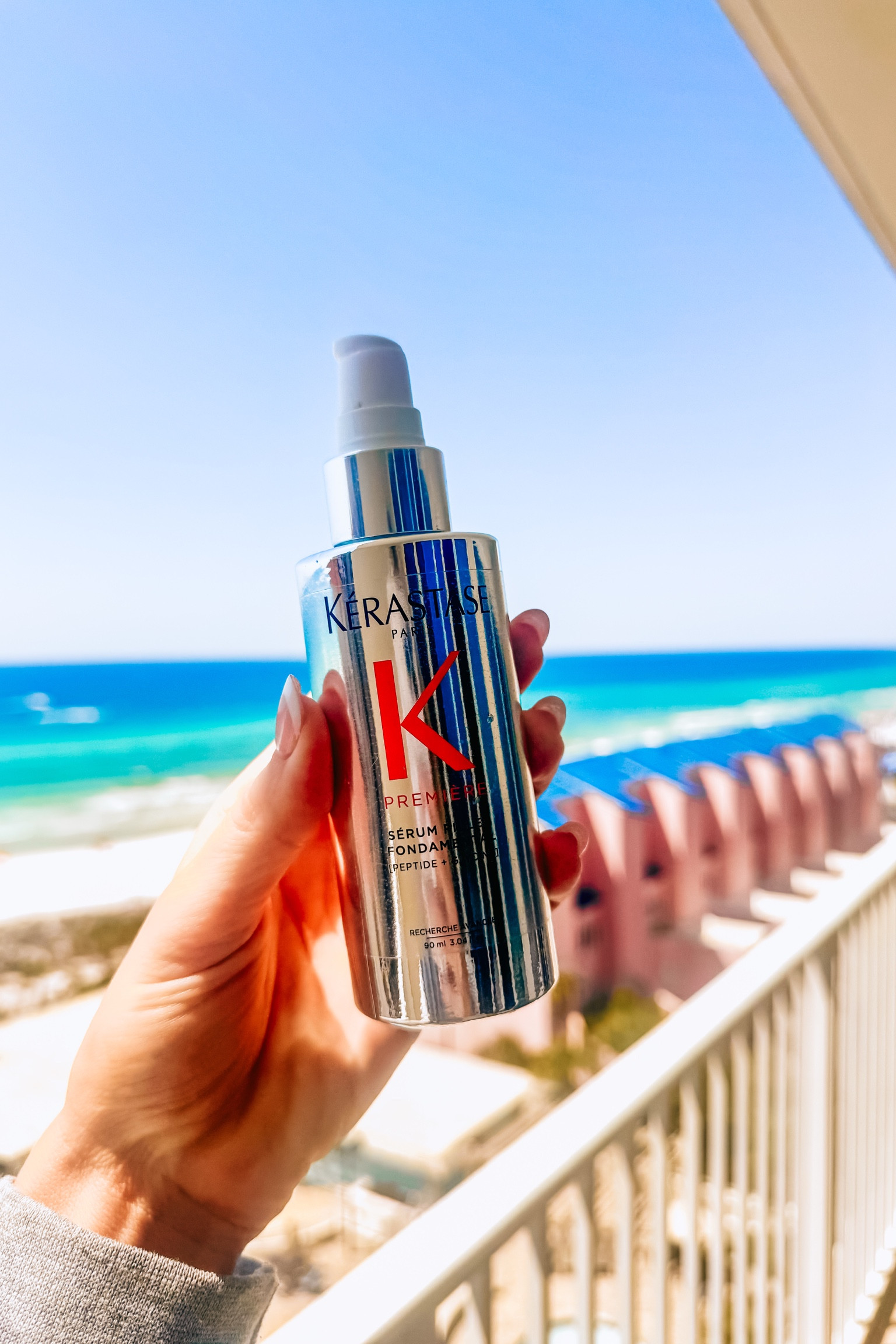 This leave in hair serum protects hair from the heat & humidity 