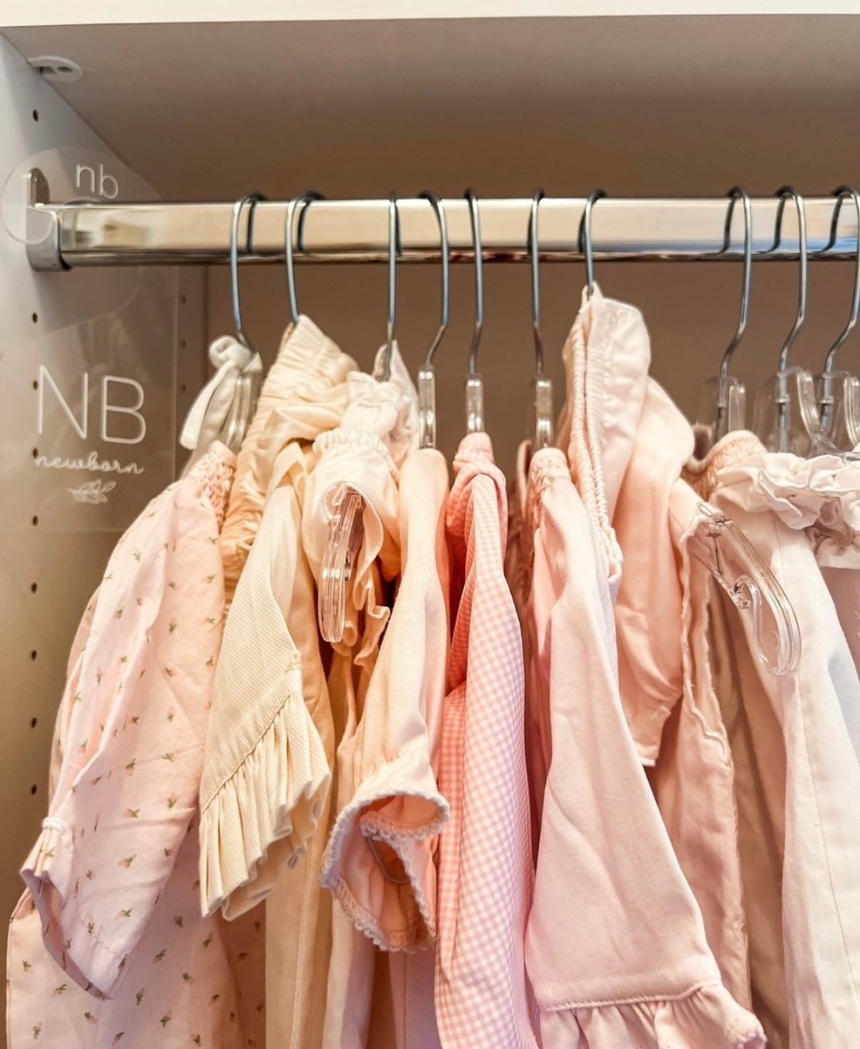 Perfect clear acrylic dividers for this nursery 👏🏼😍