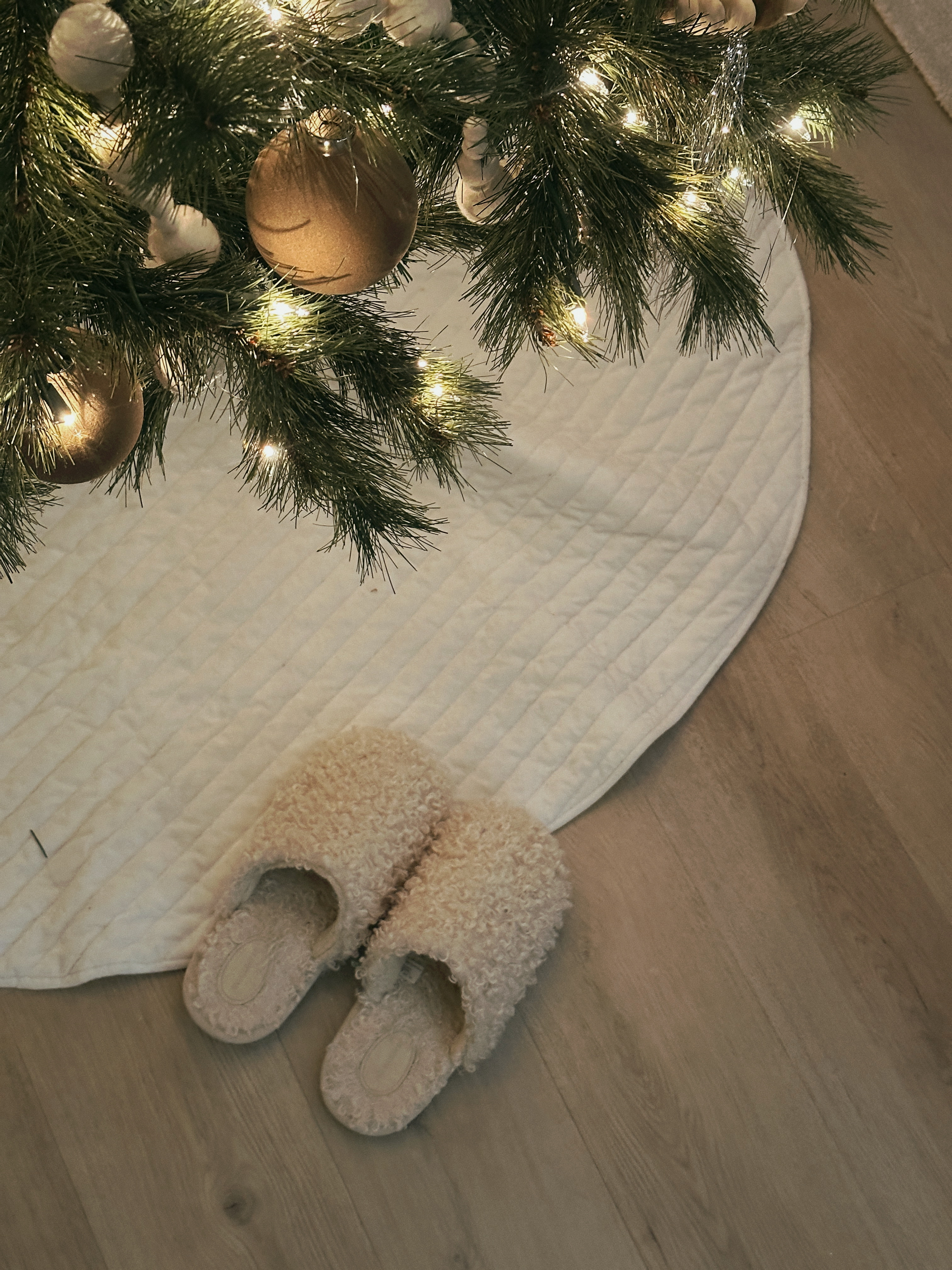 Ugg dupe slippers on Amazon, so so comfy!! Run tts and comes in 4 colors!

#LTKFindsUnder50