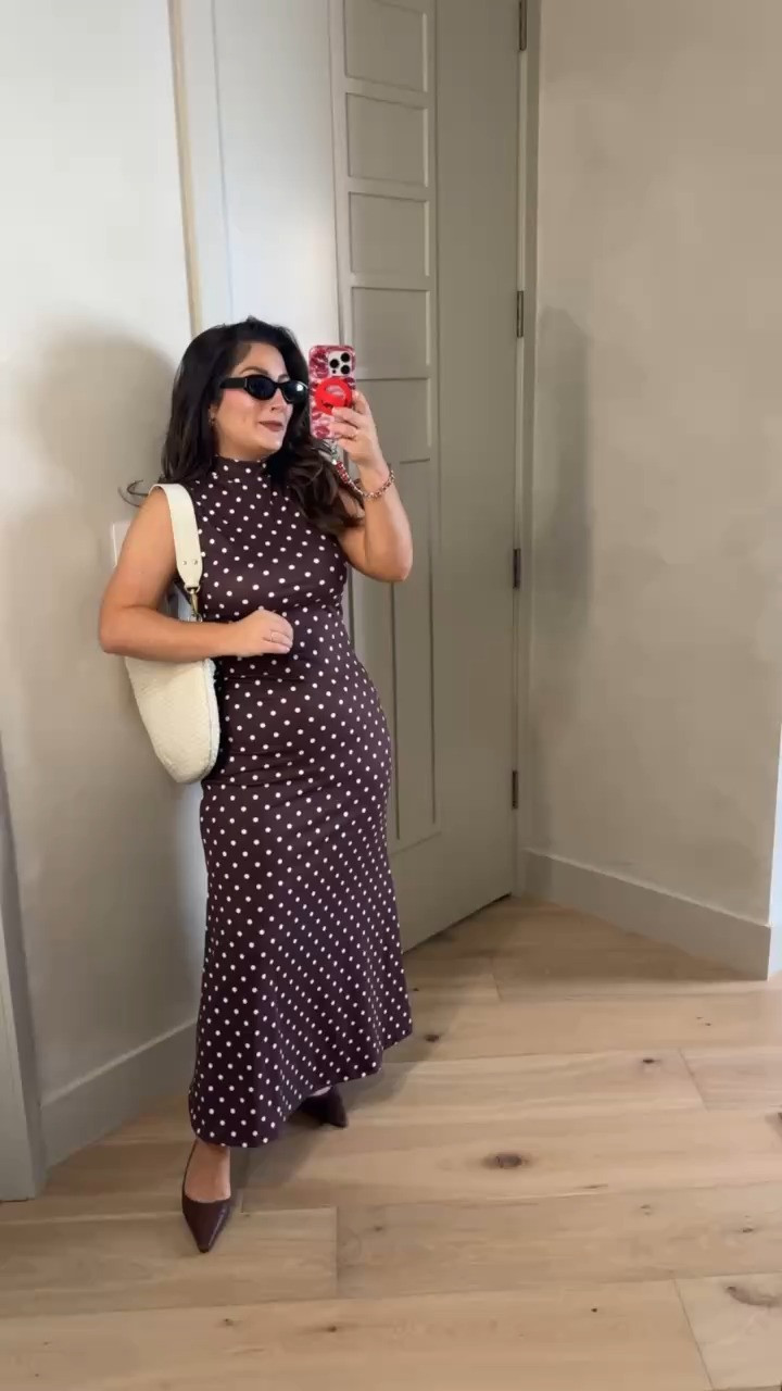 Chic polka dot dress! 
Size small 

5'0" 140lbs

Petite friendly!