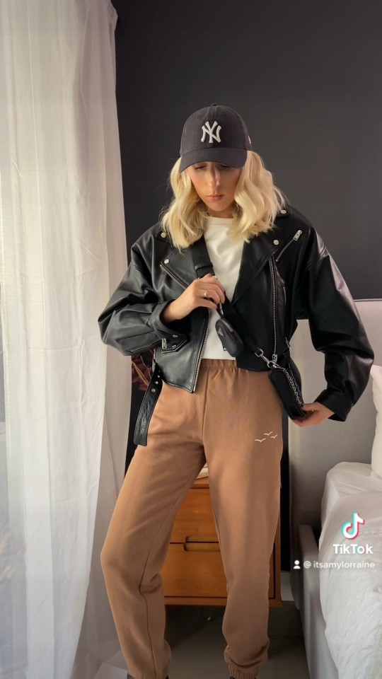 Styling sweatpants for a casual look 

Sweatpants, leather jacket, casual style, cozy style, winter outfits, fall outfits 
