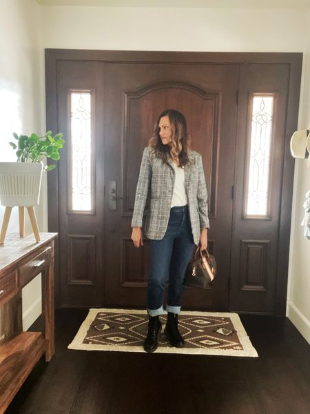 Fall capsule wardrobe with Madewell jeans and t-shirt and plaid blazer with combat style boots #falloutfit