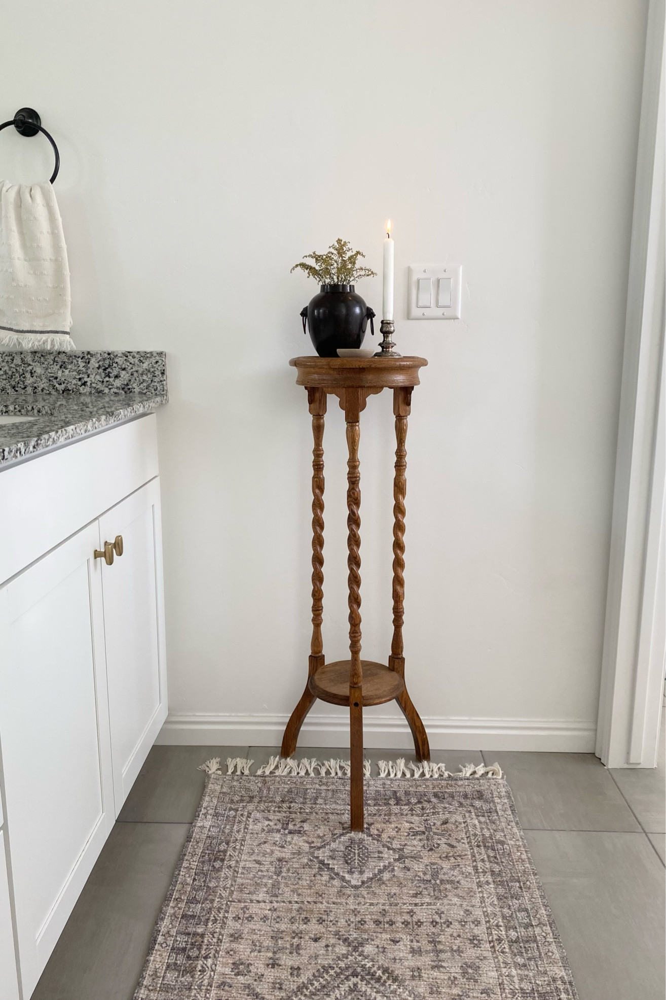 Added a warm antique touch to my master with this beautiful spindle leg table I found on FBMP!





#antique #table #sidetable #decor #thrifted #vase #vintage #ikea #florals #candleholder #candles #tapercandle #bathroomdecor #bathroom #accenttable

#LTKstyletip #LTKhome