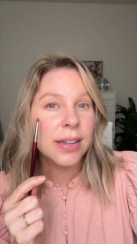 If you want a little definition around your lash line, but don’t want to wear eyeliner, give this a try! This is perfect for those who like natural makeup or who don’t want a ton of eyeliner around their eyes.

You can use any matte color eyeshadow you’d like and small firm, smudger brush. I’m using the #210 brush from @thebkbeauty! 10% off using code JULIA10. 

Follow for more easy and everyday makeup and share this video with a friend! 

#simplemakeup #makeupforbeginners #hoodedeyes #hoodedeyesmakeup #makeupformatureskin 

#LTKbeauty #LTKunder50 #LTKFind
