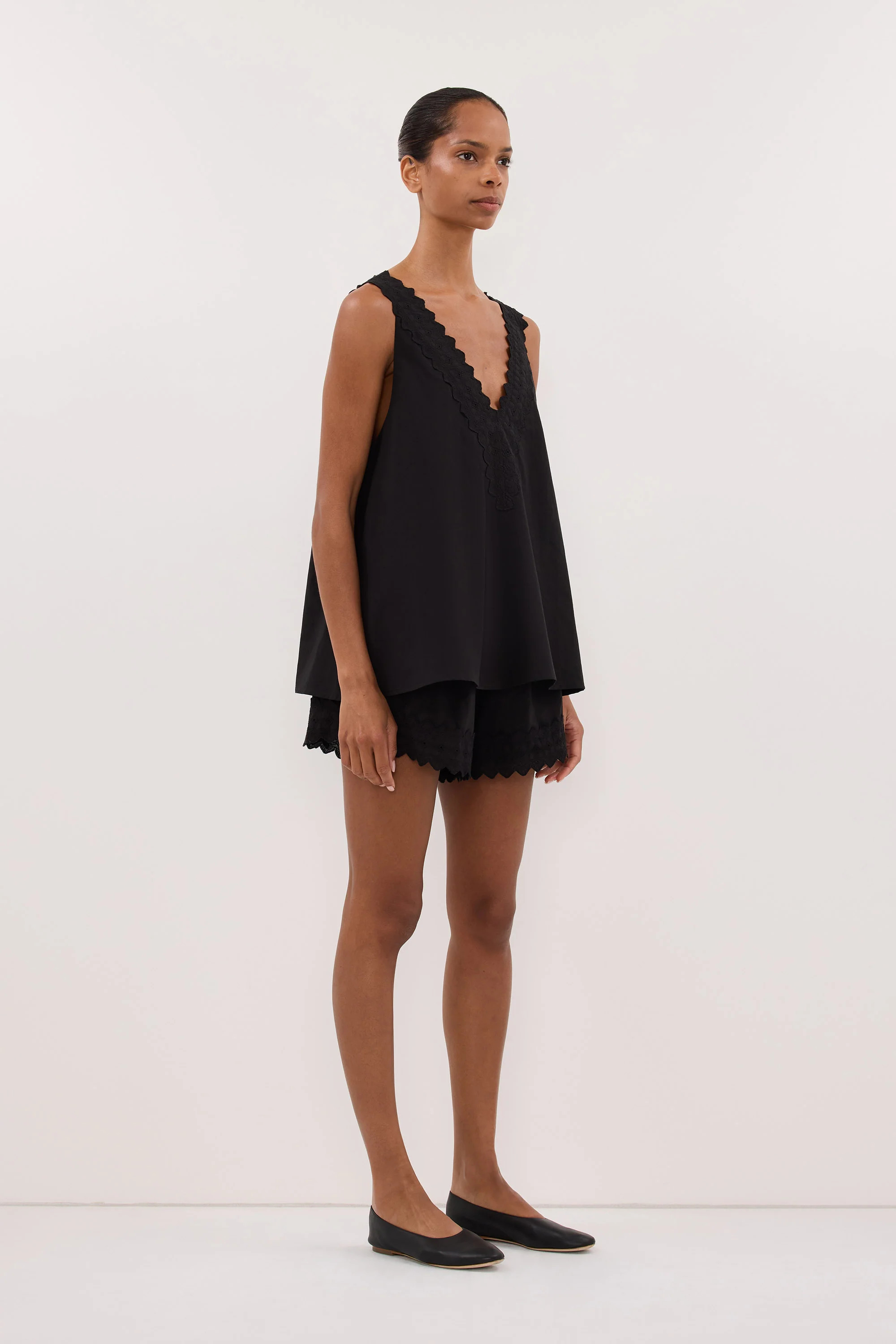 ANNABEL BLACK V NECK TOP | DISSH