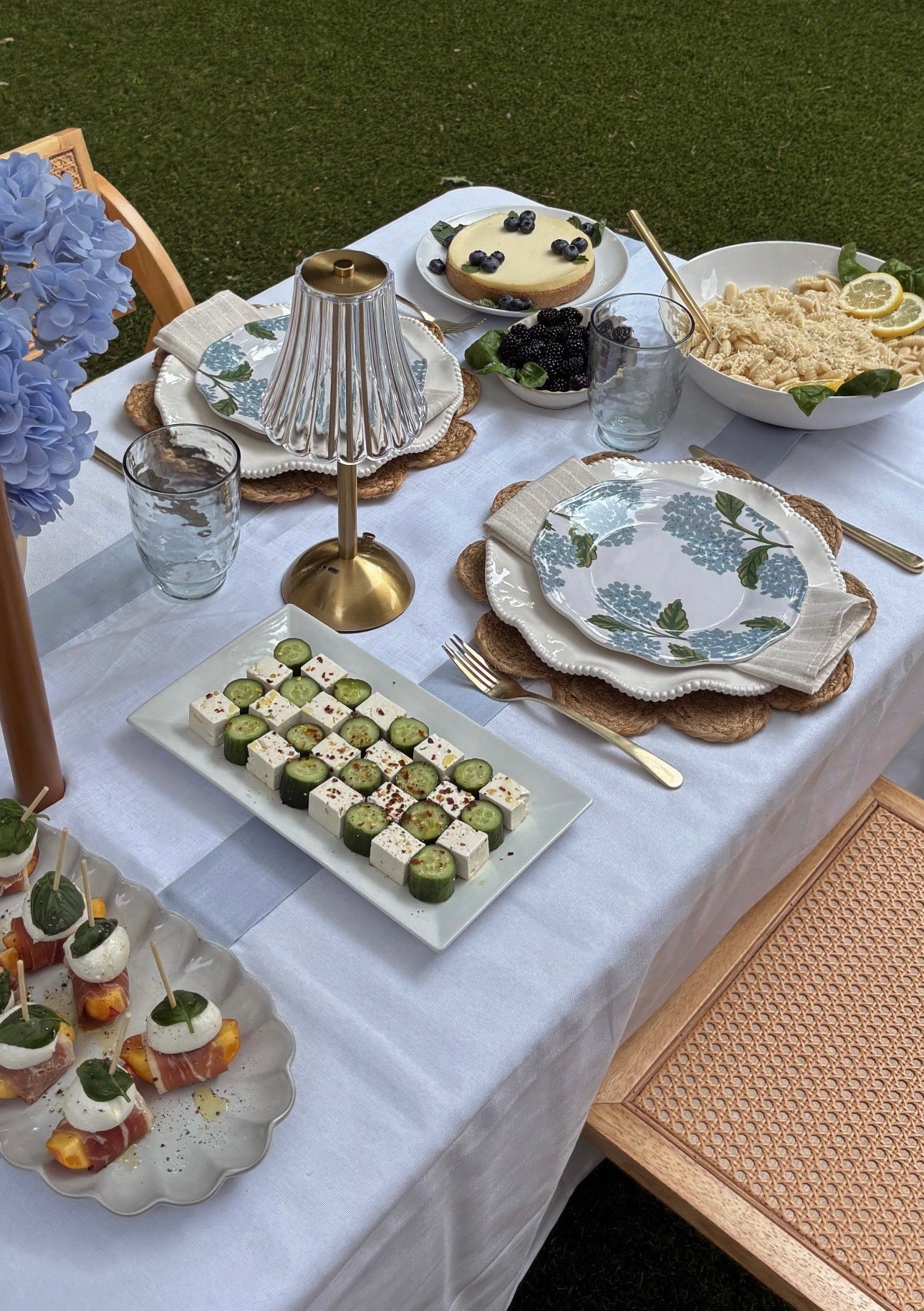 Spring hosting💛🫐



Easter 2026, tablescape, host, dinner party, cooking, baking, sidneymarieduke

#LTKHome #LTKfoodie #LTKSeasonal