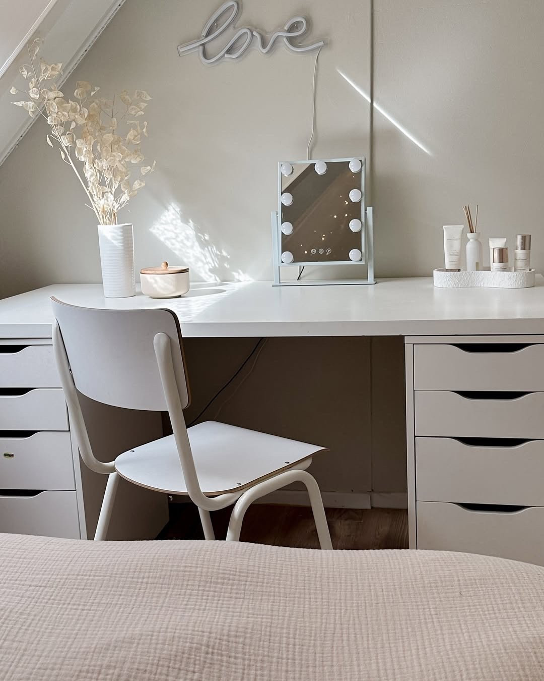 Dreaming of a serene space ✨ My little corner where creativity flows and beauty routines come to life. I love how the natural light highlights the clean lines and minimalist décor. From skincare essentials to decorative touches, everything has its place in this tranquil setup. The "love" sign adds a sweet touch, don't you think? 💖
#DeskGoals #VanityGoals #HomeOffice #LTKHome #InteriorDesign #MinimalistDecor #NeutralDecor #BeautyCorner #HomeStyling #SereneSpace #SkincareRoutine #InteriorLovers #WhiteDecor

#LTKActive #LTKHome #LTKSeasonal