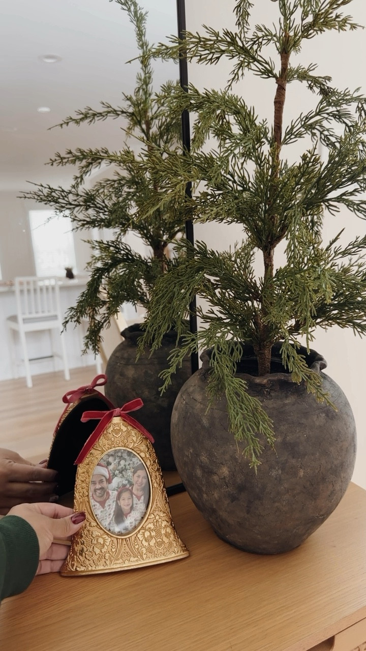 Christmas console table  🎄✨🕯️

#LTKHome #LTKSeasonal #LTKHoliday