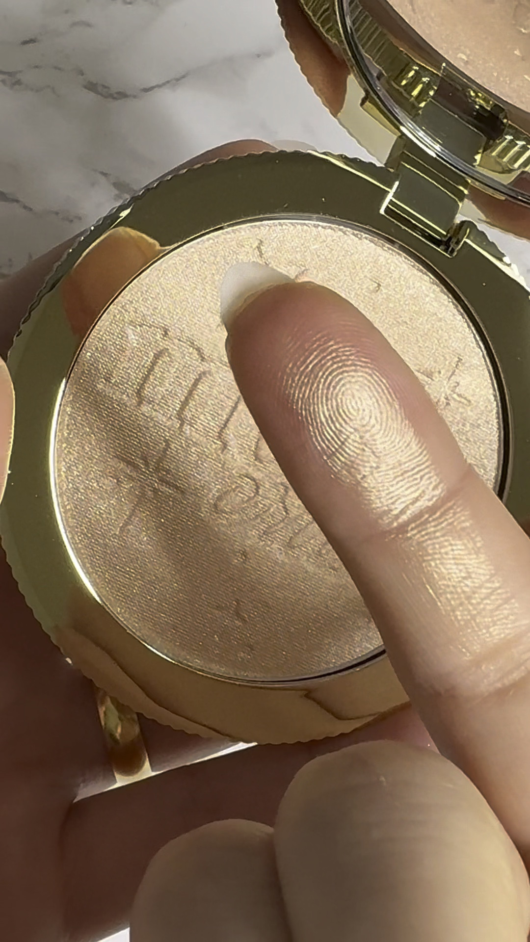 Unboxing do iluminador Moon Crush de Too Faced na cor Shooting Star! 
Cupom 10off-LTK para 10% de desconto no link! 

#desafioltkcon2024 #toofaced #iluminador #maquiagem #maquiagemimportada

#LTKbeauty #LTKbrasil