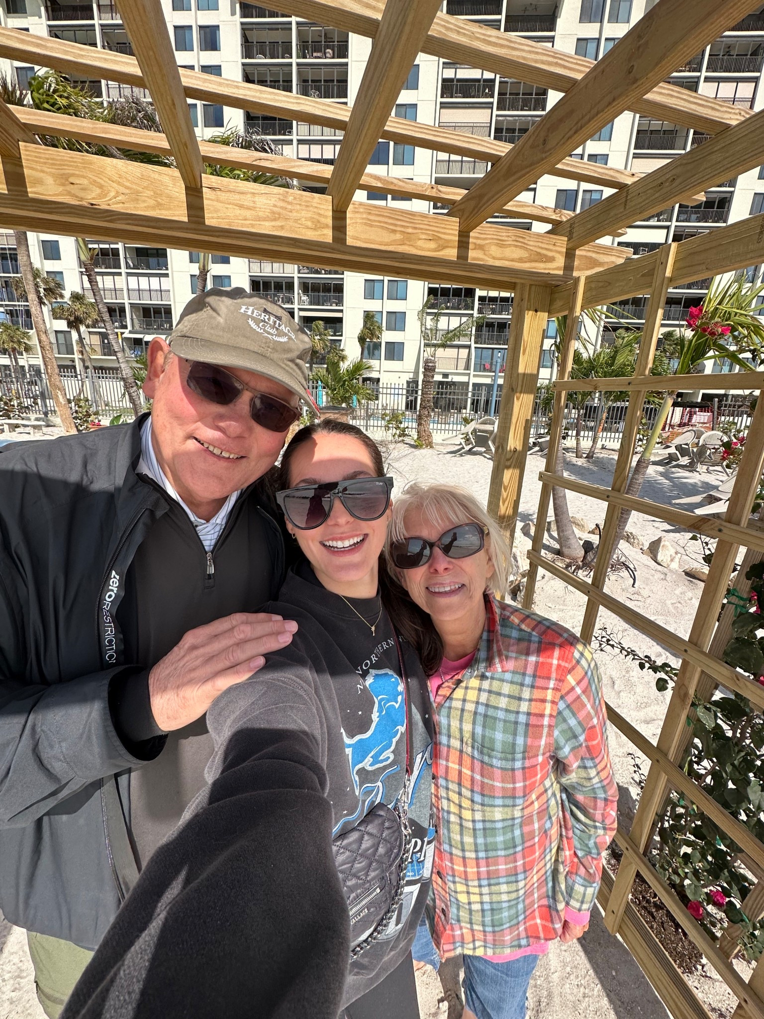 3/10 OOTD
Detroit Lions sweatshirt size M
Abercrombie find 
Quay sunglasses 

#LTKSpringSale