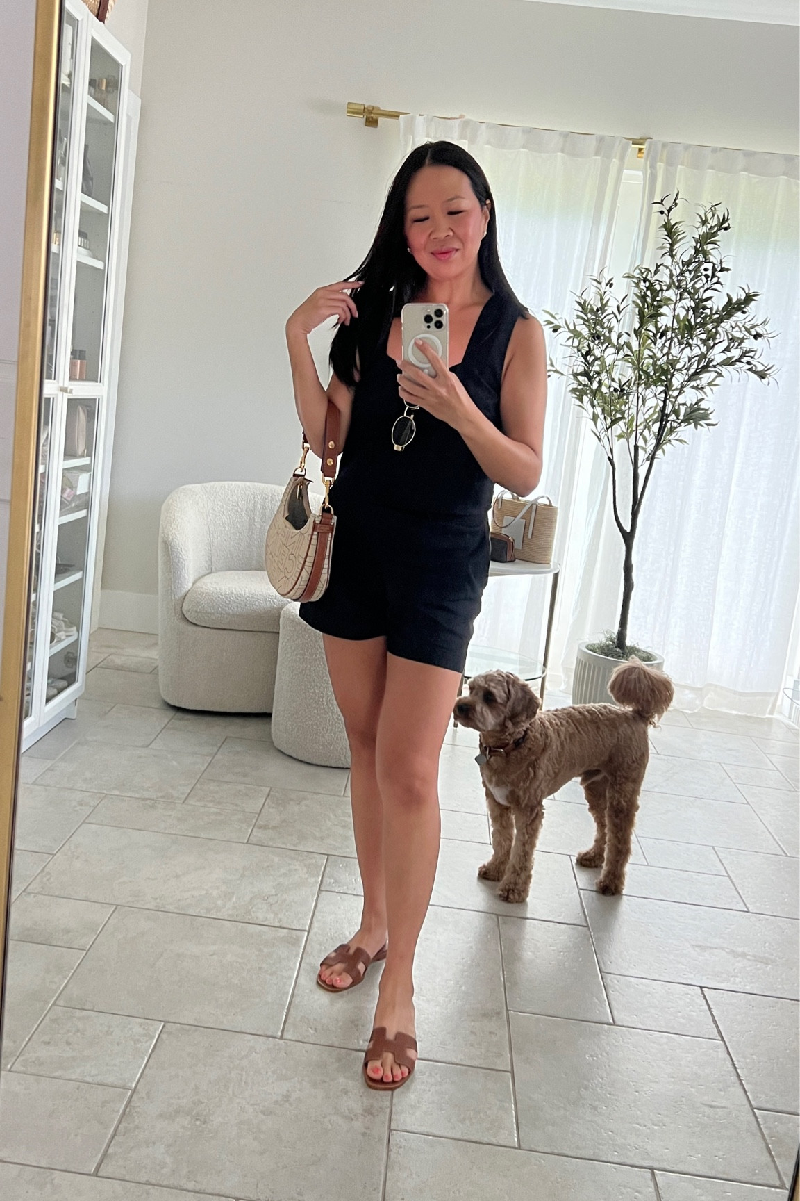 Linen set OOTD

Treasure & Bond Linen top
Theory Linen shorts
Hermes sandals
CELINE Ava Bag