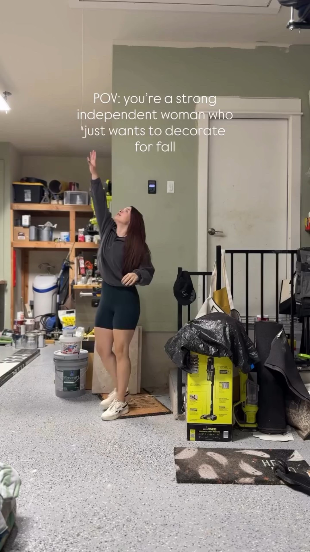 I keep all my fall stems, garland and wreath in a wreath bag and it’s perfect. My Christmas one is my favorite.

#falldecorations #falldecoratingideas #fallhomedecor #strongindependentwoman #funnypov #millenialmom #millenialsbelike #millenialmarriage