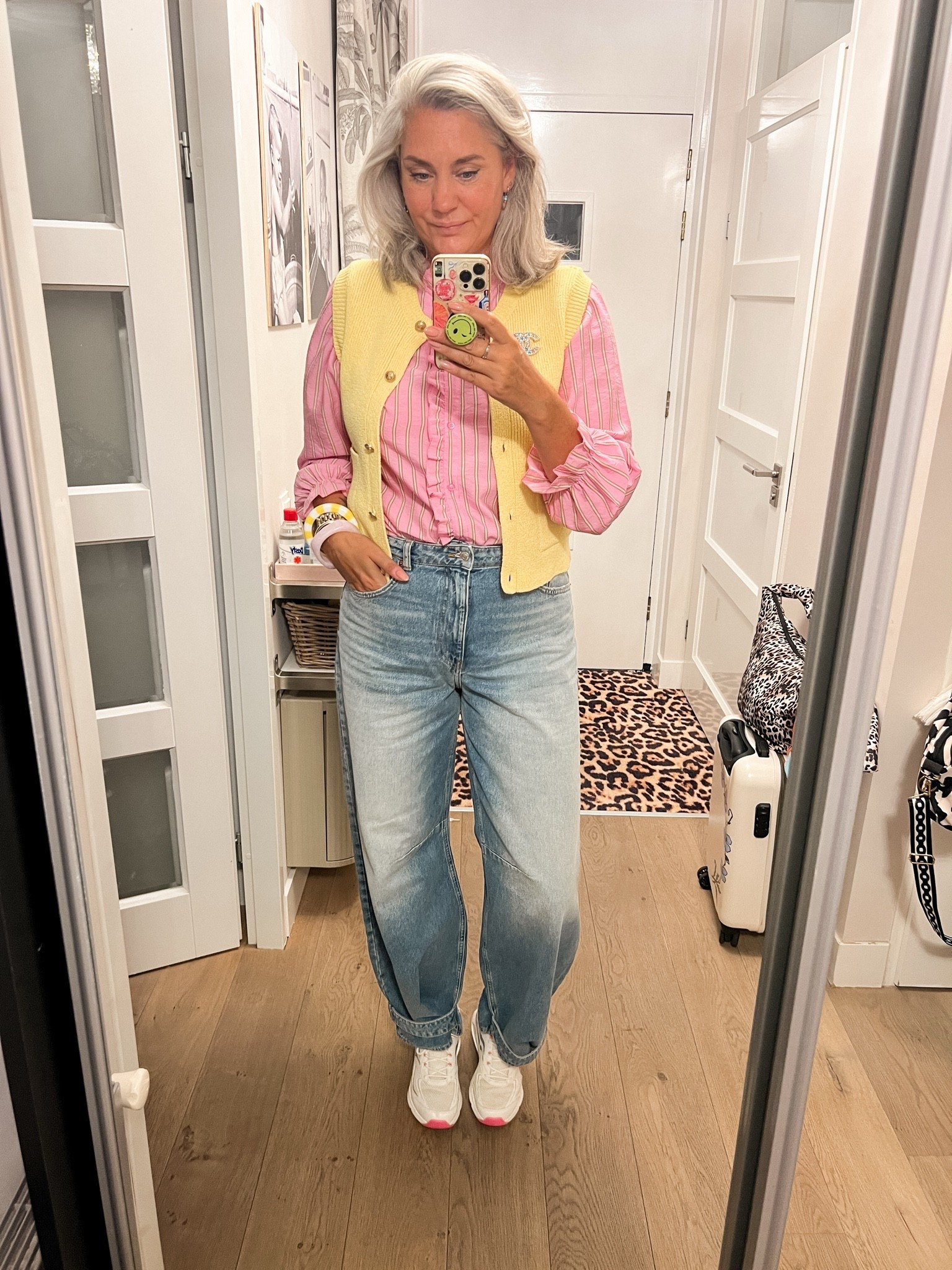 OOTD - Maandag. Roze gestreepte blouse met ruches (https://ms-mode-nl.mtpc.se/6409922 maat 42), geel gebreid gilet (Zara, L), barrel fit jeans met riempjes aan de onderkant (ik heb een maat groter genomen) en Skechers sneakers.

#LTKnederlands #LTKeurope #LTKsummer