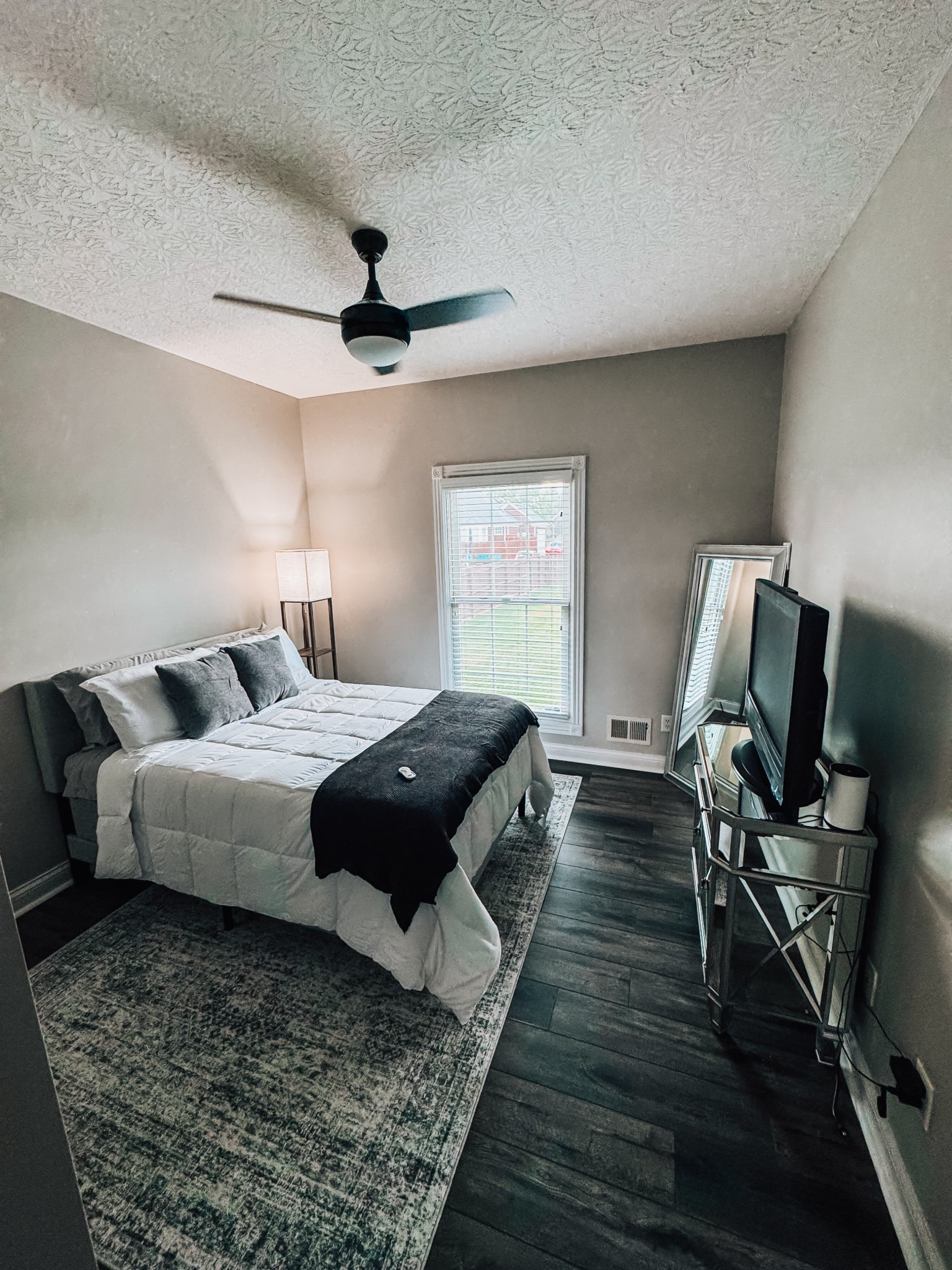 🎉 Our FIRST finished room in the Hall Sweet Home renovation is officially done — and we’re starting strong with the guest bedroom!

This room may not get the most use, but when it does, we want it to feel like a warm hug — clean, calm, cozy, and curated with comfort in mind. From the fresh paint to the plush rug and minimal aesthetic, every detail was chosen with love (and linked for you, of course!).

This is just the beginning of many transformations to come — but we’re soaking in this little win while dreaming of the big ones still in progress 🛠️💭

➡️ Save this for inspo!
💬 Comment below: What’s one must-have item in a cozy guest bedroom?

🛒 Everything is linked in our bio & stories
📲 Tag us @hall.sweet.home if this gave you ideas for your own space

#HallSweetHome #GuestRoomGoals #BeforeAndAfter #RoomReveal #HomeRenovationJourney #DIYHomeProject #BudgetFriendlyDecor #ModernCoastalStyle #CozyHomeVibes #NeutralHomeDecor #InteriorInspo #MyCozyHome #SmallRoomBigStyle #RenovationInspo #HomeStylingIdeas #DesignOnABudget #LVPFlooring #HomeWithHeart 

#LTKHome #LTKFindsUnder100 #LTKSaleAlert