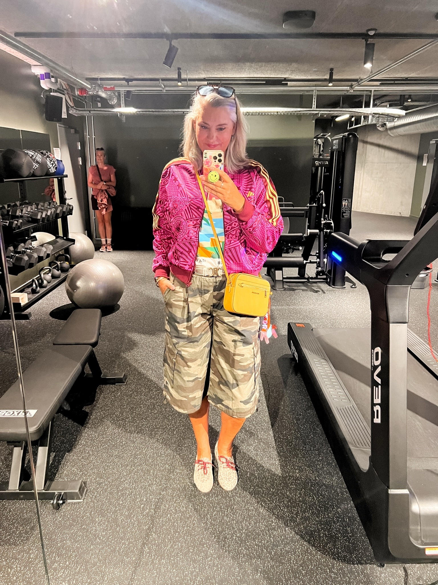 OOTD - Dinsdag. Farm Rio x Adidas jasje (L) over een T-shirt met print (M) daaronder een baggy camouflage bermuda (L), luipaard print bootschoentjes, gele Michael Kors handtas.