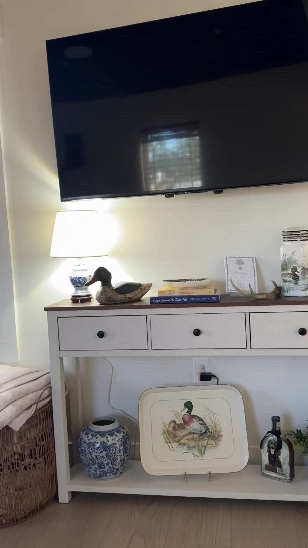 Cutest console table!

#LTKHome #LTKmorningroutine #LTKdayinmylife