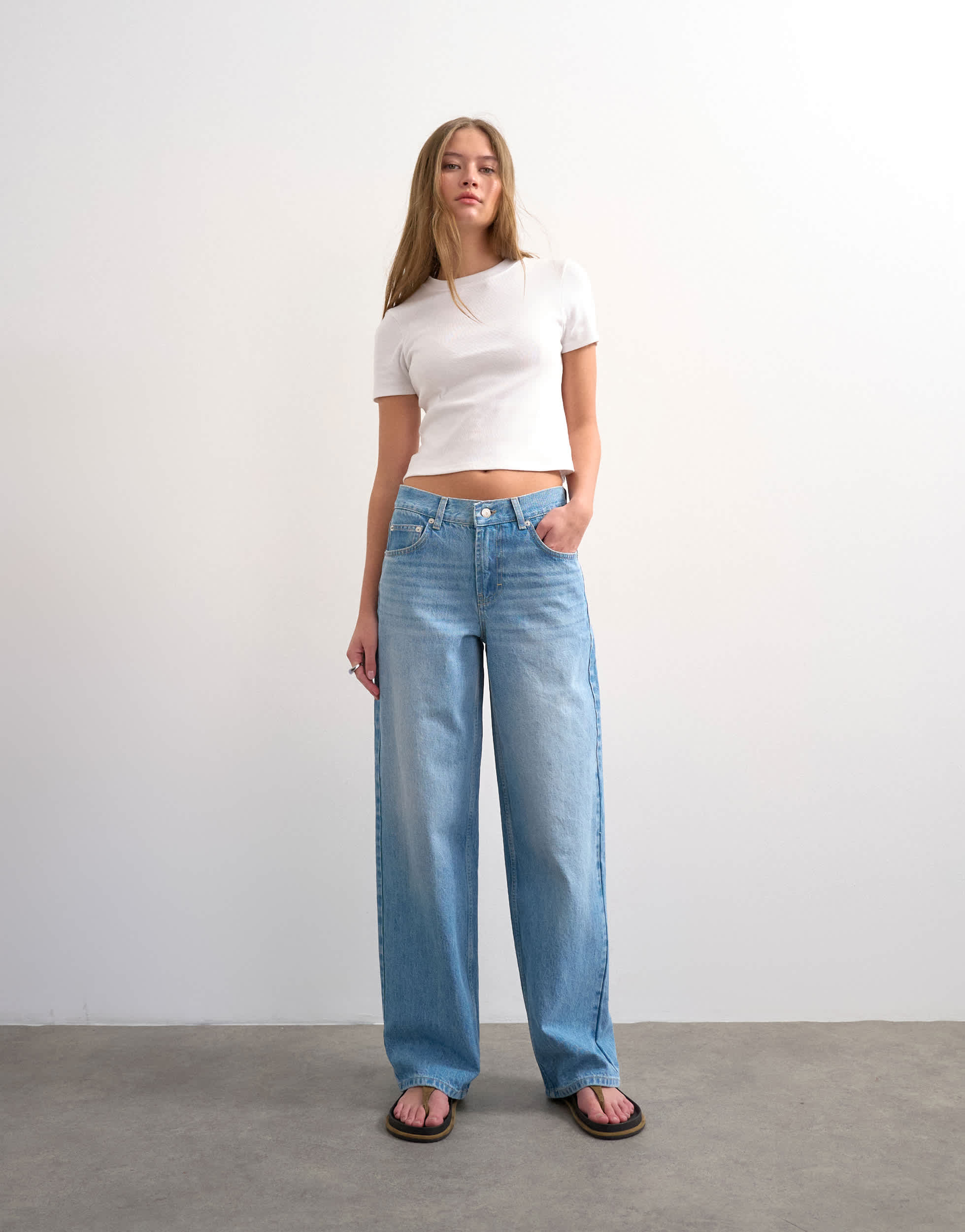 Topshop Cinch Low-Rise Baggy-Jeans in Bleiche | Topshop (UK, DE, FR)