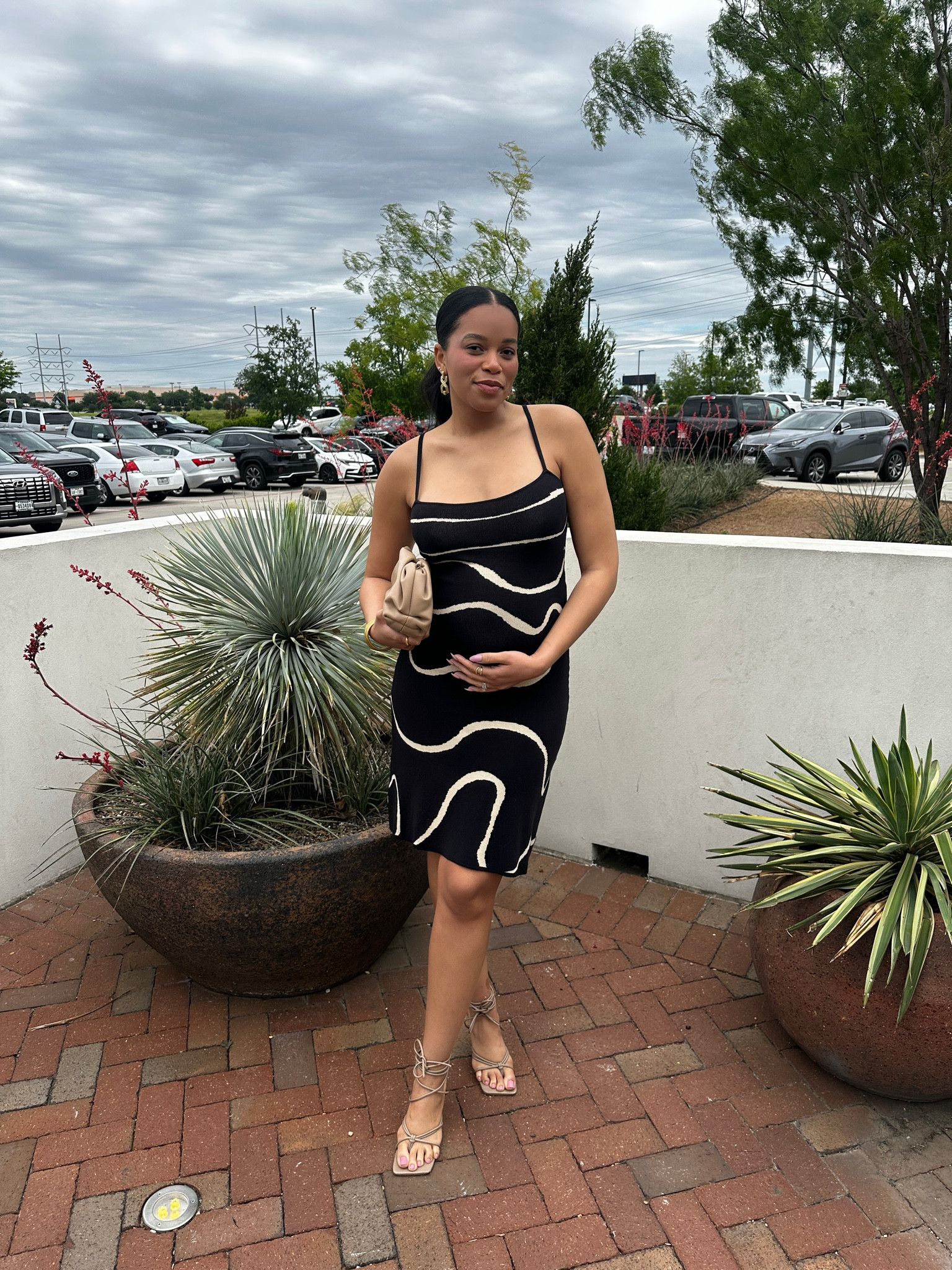 Little black midi dress 




#LTKBump #LTKMidsize