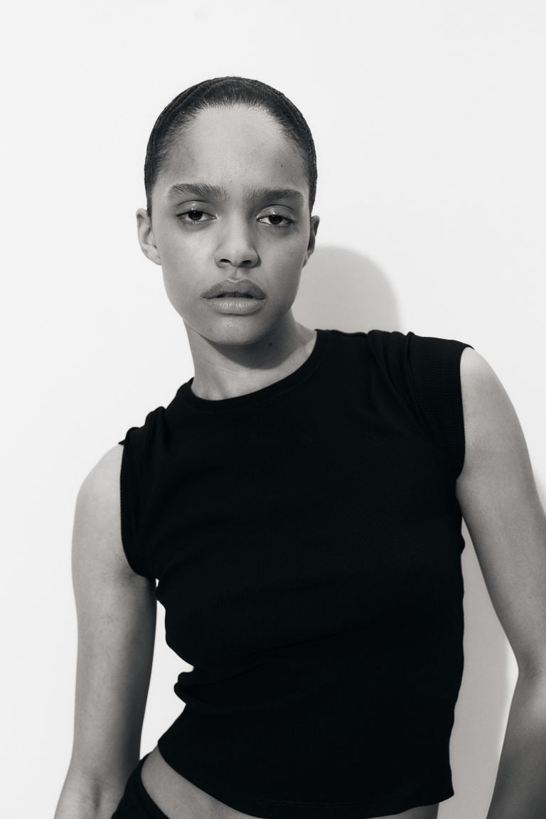 Fitted T-shirt - Round Neck - Short sleeve - Black - Ladies | H&M US | H&M (US + CA)