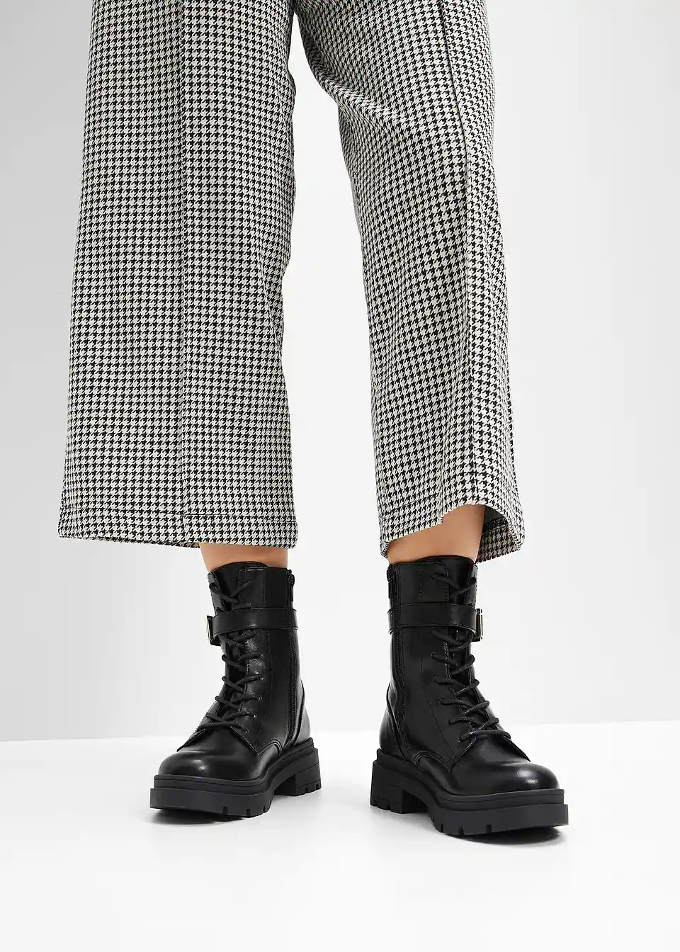 Schnürboots mit Schnalle | Bonprix DE