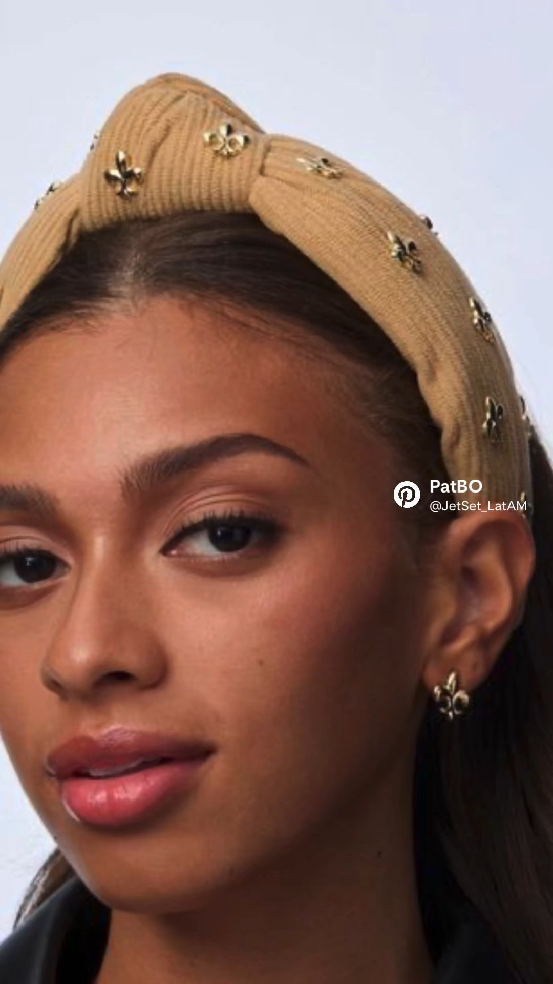 Knotted Fleur de Lis Embellished Headband – Feminine Luxury Accessory | Jet Set LatAM

A romantic blend of texture and shine — the Knotted Fleur de Lis Embellished Headband adds a dreamy, feminine touch to any look. Warm, golden accents elevate the knotted silhouette, making it perfect for holiday style, evening moments, or soft luxury outfits.
Curated by Jet Set LatAM.

#LTKHoliday #LTKBeauty #LTKGiftGuide