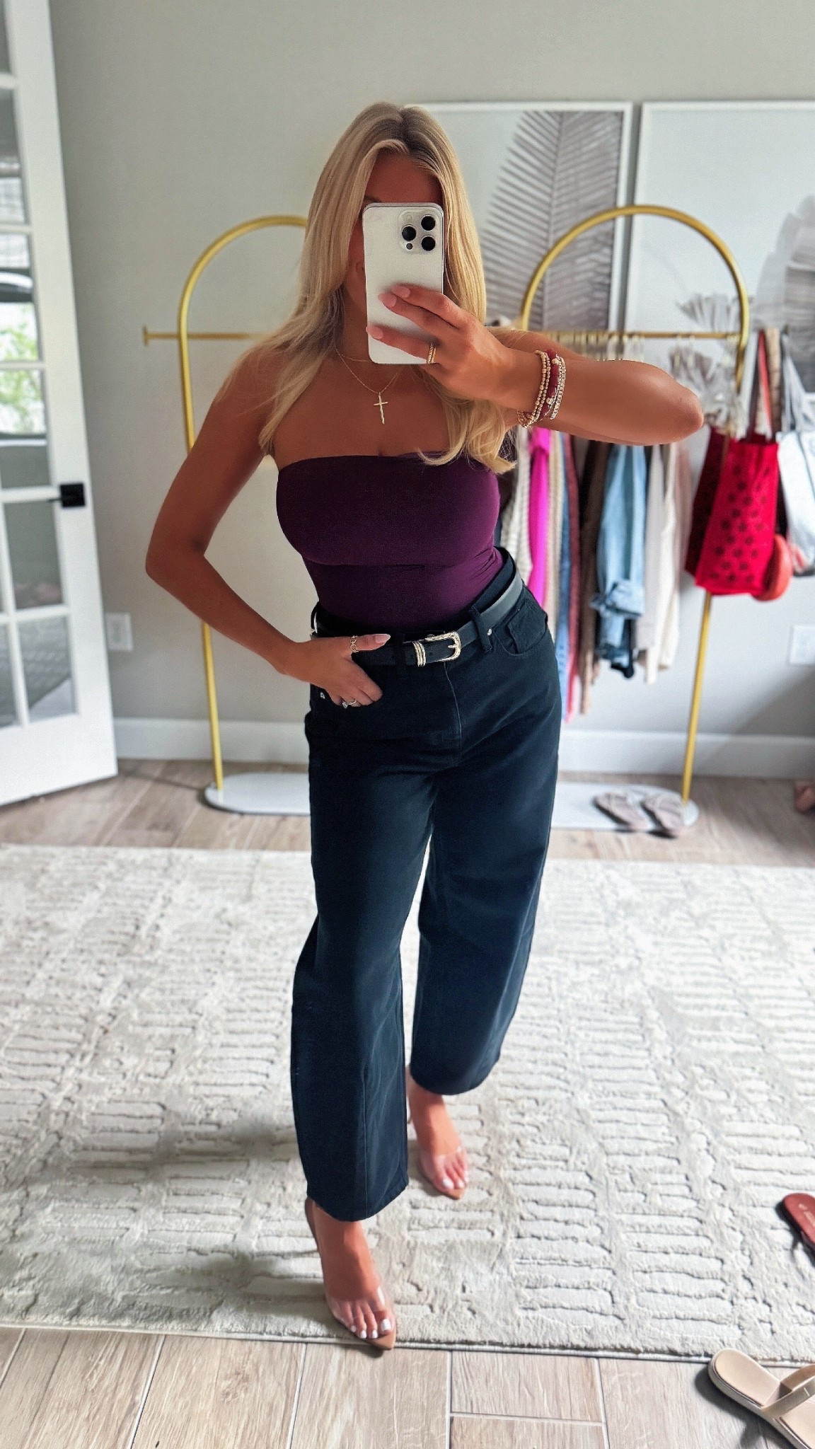 easy and casual date night look! Love these barrel jeans and my favorite tube tops that actually stay up! 😱🙌🏼