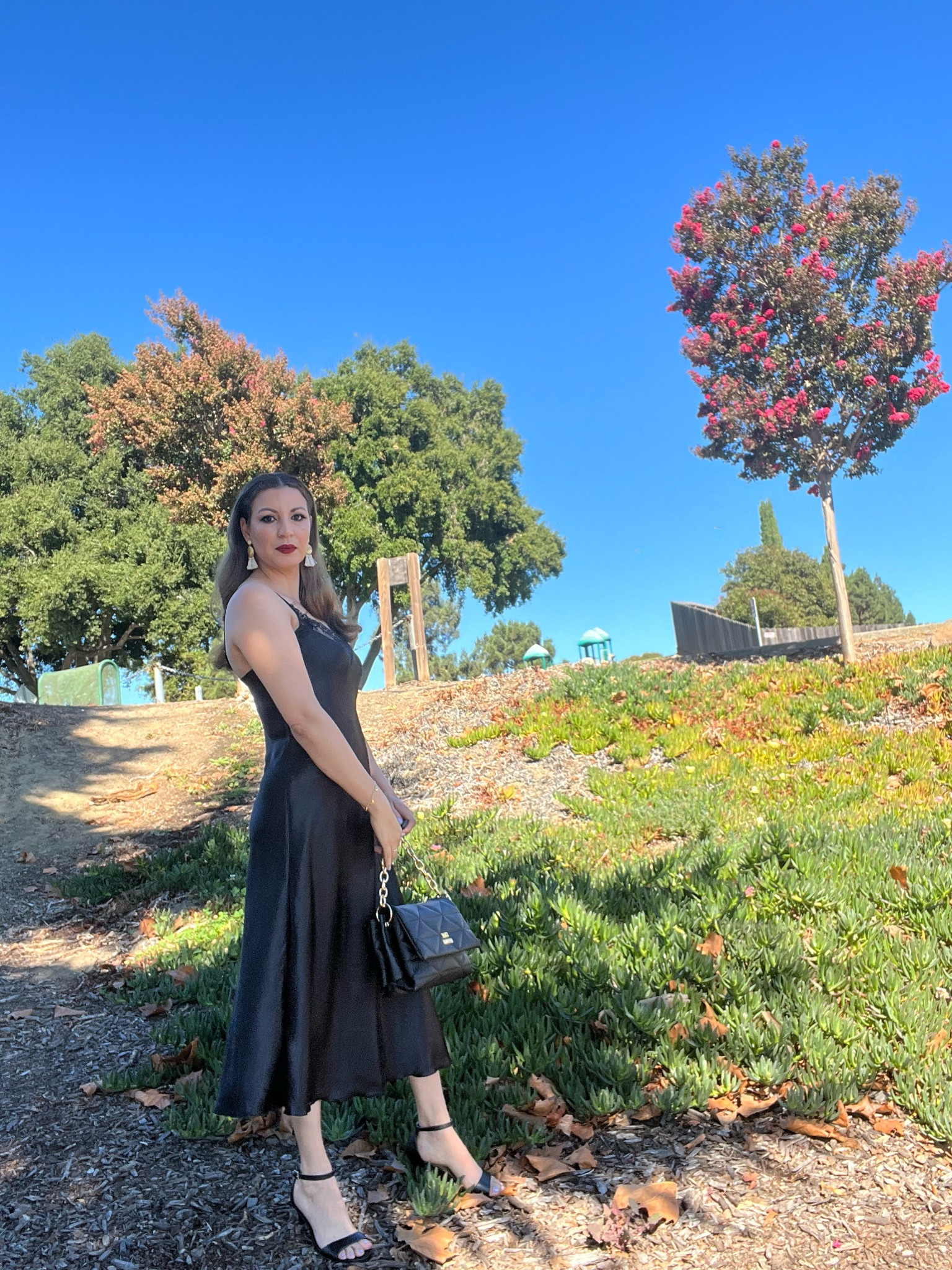 Marvmys Camisón de satén para mujer, camisón de encaje con ribete de seda, vestido de lencería sexy con cuello en V

#LTKbeauty #LTKstyletip #LTKHolidaySale