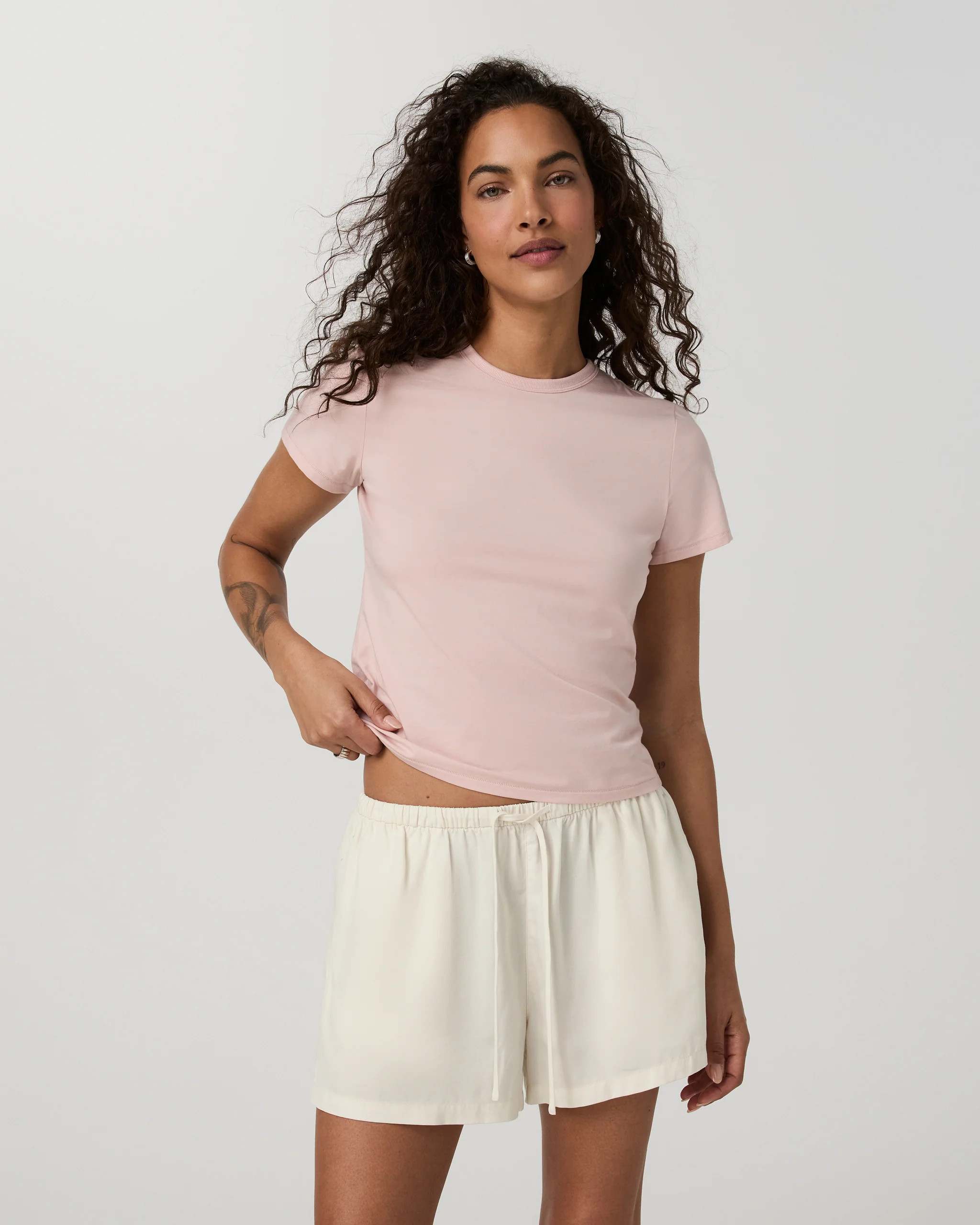 Short Sleeve Feather Classic Tee – Women's Vintage Rose Shirt – Vuori | Vuori Clothing (US & Canada)