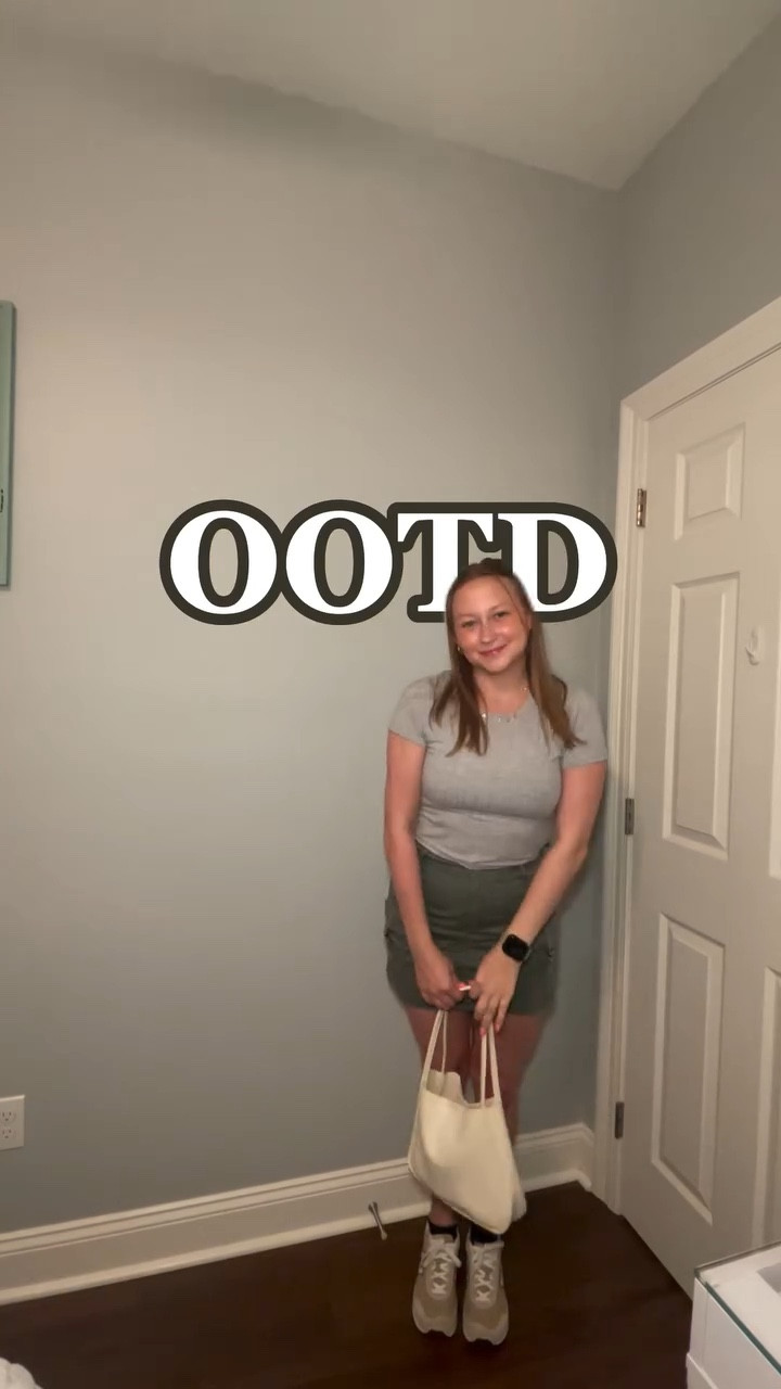 OOTD Diaries Pt 1 | Wednesday 💚 

Top: @tjmaxx 
Skirt: @kohls 
Shoes: @newbalance 

#ootd #casualoutfits #skirtootd #collegecreator