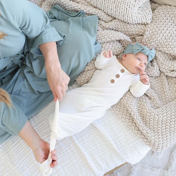 Cloud White Waffle Bamboo Newborn Baby Knot Gown & Hat Set | Caden Lane