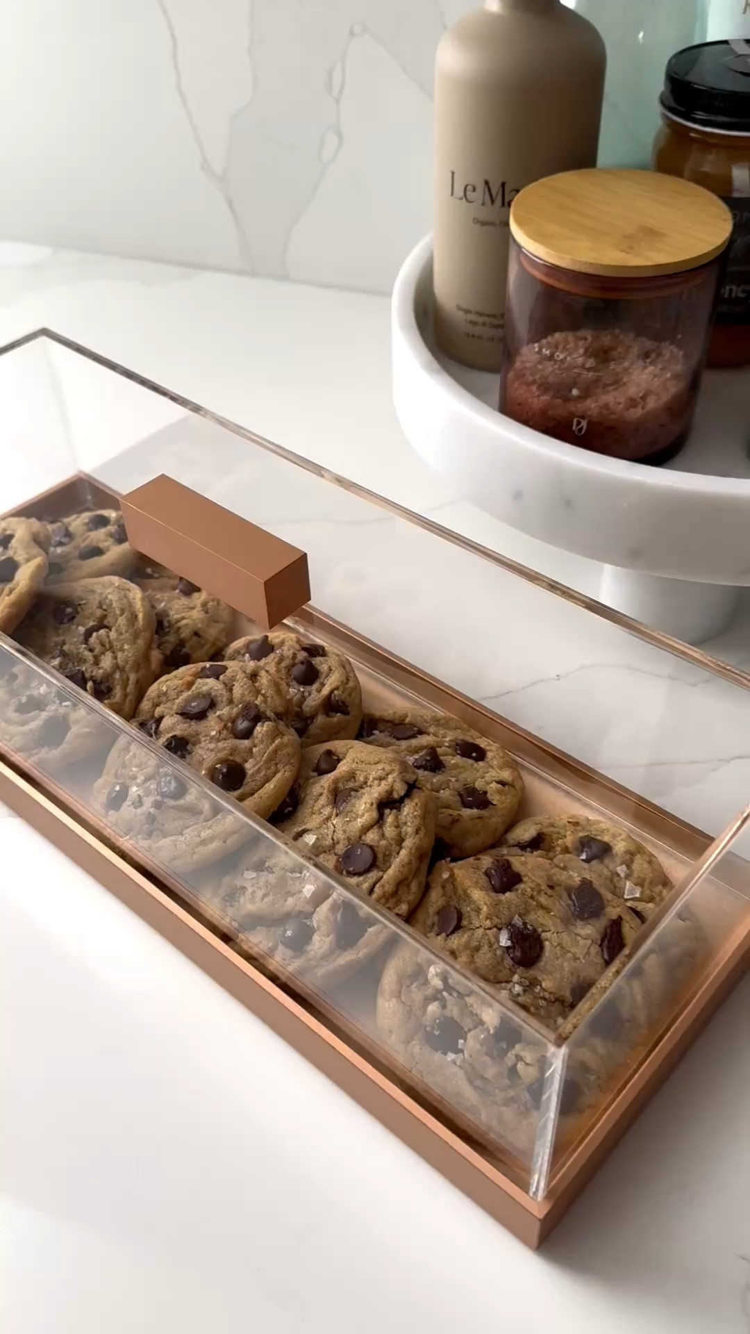 Acrylic desert case! This is perfect for a yule log for the holidays too! Perfect for hosting! Use my code ET10 to save🤍

#LTKHome #LTKfoodie