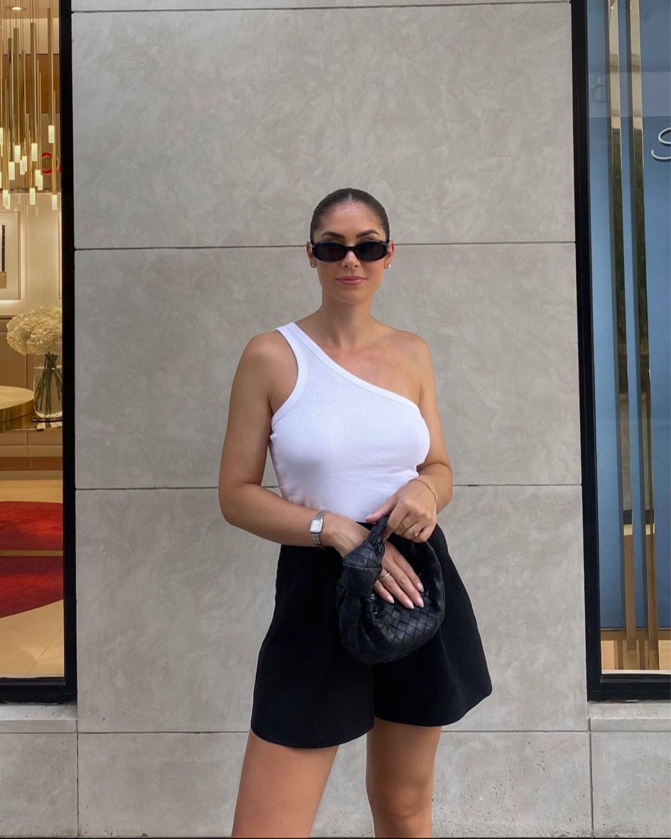 Canicule outfit

débardeur en coton blanc, débardeur basique blanc, short long taille haute noir, short habillé noir, mini sac Bottega Veneta, sac en cuir noir 

#LTKstyletip #LTKitbag