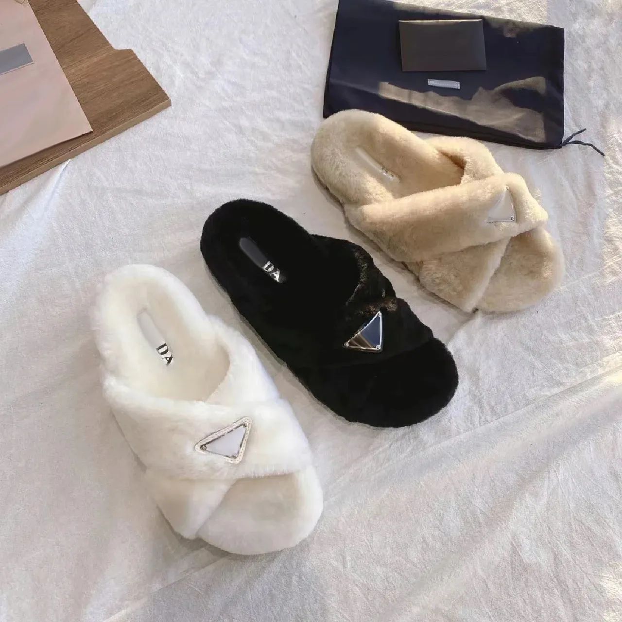 lady triangle fur Slide sandales Luxurys Designers house fuzzy tazz Slippers flat base teddy bear... | DHGate
