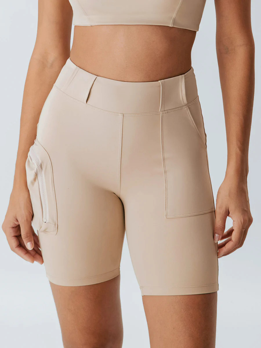 Khaki Side Pockets Active Shorts & Reviews - Khaki - Sustainable Yoga Bottoms | BERLOOK | BERLOOK