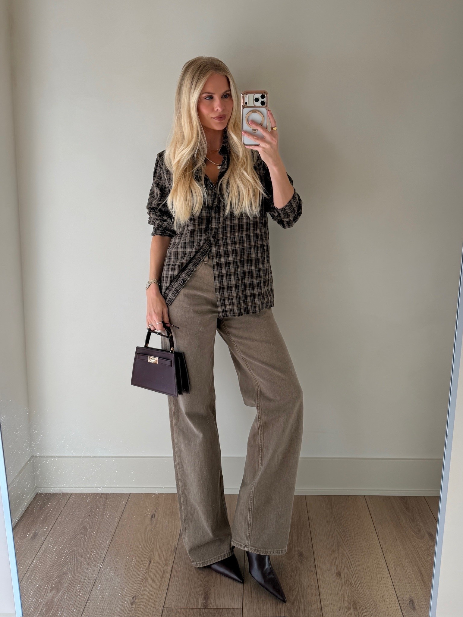 SIZE: med in top (I cut the shoulder pads out), 28 reg in jeans, shoes run tts (linked similar)! #kathleenpost

Fall outfit inspo, fall fashion, fall transition look