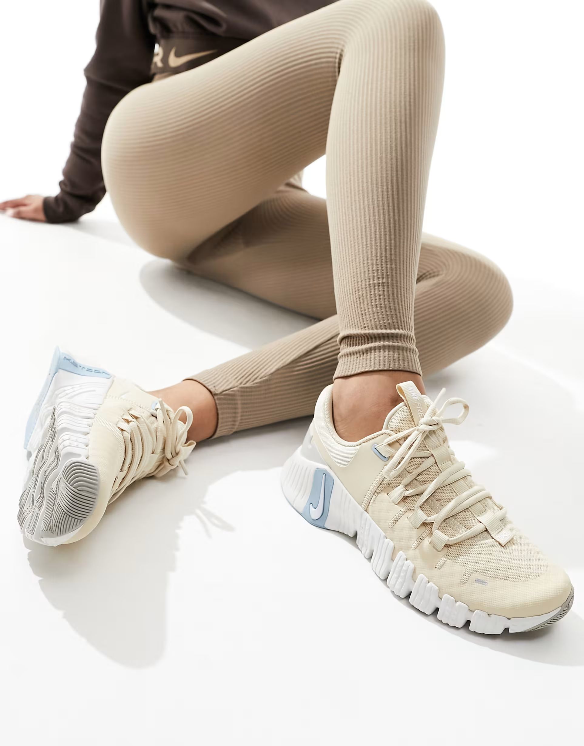 Nike Training – Metcon 5 – Sneaker in Beige und Blau | ASOS (Global)