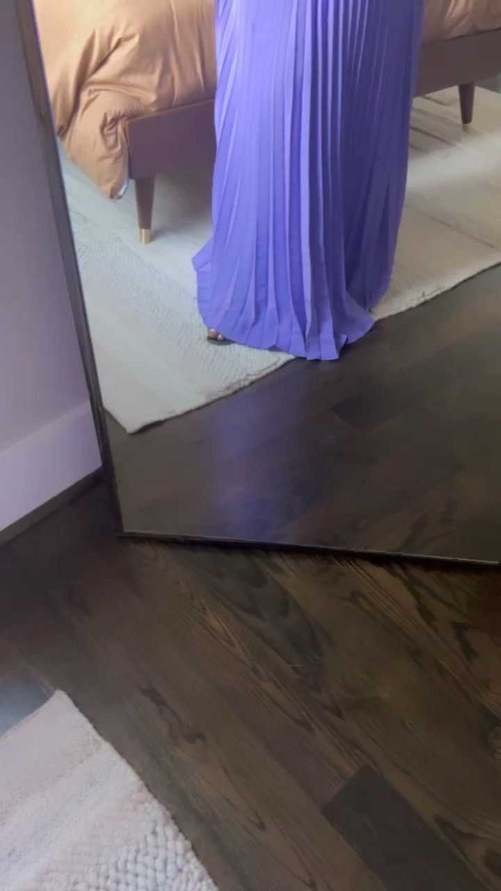 The ‘MOIRA’ dress in this color is sold out. I purchased this dress in August from the brand’s website and there was only one left in my size (US 8). Lucky me! Lol